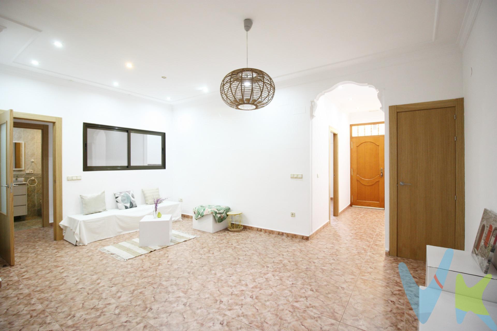 Se ofrece en venta esta fantástica vivienda completamente reformada, preparada para entrar a vivir sin necesidad de realizar mejoras. La distribución es cómoda y funcional, contando con dos habitaciones, dos baños completos y un aseo que aporta un extra de practicidad en el día a día. La cocina office, moderna y bien integrada, se abre al espacio principal generando una sensación de amplitud y luminosidad, ideal tanto para la vida diaria como para reuniones con familia o amigos. El gran valor añadido de la propiedad es su espectacular terraza privada de 100 m², un espacio perfecto para disfrutar del aire libre, crear una zona de descanso o incluso un comedor exterior. Además, la vivienda dispone de plaza de garaje propia, aportando comodidad y facilidad de aparcamiento, un elemento cada vez más demandado. Ubicada en una zona con todos los servicios, comercios y buenas comunicaciones, esta vivienda representa una excelente oportunidad para quienes buscan calidad de vida en un entorno consolidado. Los datos e información contenida en este anuncio no son vinculantes sino meramente informativos, la oferta está sujeta a cambios de precio, textos, fotos o cualquier otro contenido inesperado, la inmobiliaria se reserva el poder de modificarlo en cualquier momento. La venta de esta vivienda se gestiona mediante contrato de EXCLUSIVA COMPARTIDA por lo que se trabaja con más de 150 Inmobiliarias. Los gastos de la venta tales como notaría, registro y honorarios no están incluidos en el precio. 