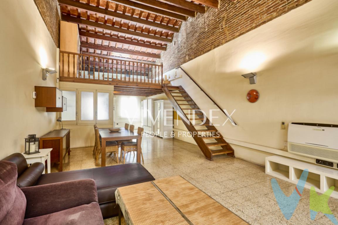 Casa exclusiva en el carrer Coroleu: Loft de diseño y espacio polivalenteEsta casa representa una oportunidad excepcional para quienes buscan independencia y metros cuadrados en una de las zonas más auténticas de Barcelona. Con una orientación sureste privilegiada que garantiza luz natural durante todo el día, la propiedad cuenta con un total de 180 metros cuadrados cde los cuales 97 son de vivienda en la actualidad. La pieza destaca por su versatilidad y privacidad, ofreciendo un estilo de vida que combina la modernidad de un loft con el potencial de una casa a medida.El nivel superior se encuentra completamente habilitado como un espectacular loft diáfano de diseño, una estancia lista para entrar a vivir que cuenta con su correspondiente cédula de habitabilidad. Este espacio destaca por su luminosidad y una distribución abierta que integra perfectamente la cocina americana con el salón, creando una atmósfera cálida y muy acogedora. Por su parte, el nivel inferior ofrece una superficie diáfana de grandes dimensiones que actualmente se encuentra para reformar. Al disponer de una entrada totalmente independiente desde la calle, este espacio ofrece un potencial ilimitado, ya sea para ampliar la vivienda principal, crear una zona de noche masiva o disponer de un área privada de ocio o trabajo sin interferir con el resto del hogar.Uno de los grandes valores añadidos de esta propiedad es su garaje privado con capacidad para dos vehículos, una solución definitiva en una zona donde el aparcamiento es un recurso muy demandado. Además, la casa cuenta con una terraza privada, el rincón ideal para disfrutar del sol de mañana y de momentos de desconexión absoluta. Situada en el carrer Coroleu, la ubicación es inmejorable al ofrecer la calma del barrio de Sant Andreu junto a una conectividad total mediante metro, tren y autobús. Si buscas una propiedad con carácter, espacio exterior y garaje propio en Barcelona, esta casa es una pieza única que debes conocer.Condiciones de venta e información jurídica:Agencia: Vivendex Business Partners SL.Intermediación profesional: Gestión realizada por Francesc Quintana Ramos bajo las credenciales oficiales API 3267 y AICAT 1516.Honorarios de agencia: La agencia percibe unos honorarios del 2% sobre el precio final de venta, los cuales corren a cargo de la parte compradora.Gastos de compraventa: El precio de venta no incluye impuestos (ITP, IVA), ni los gastos notariales, registrales o de gestoría derivados de la operación. 