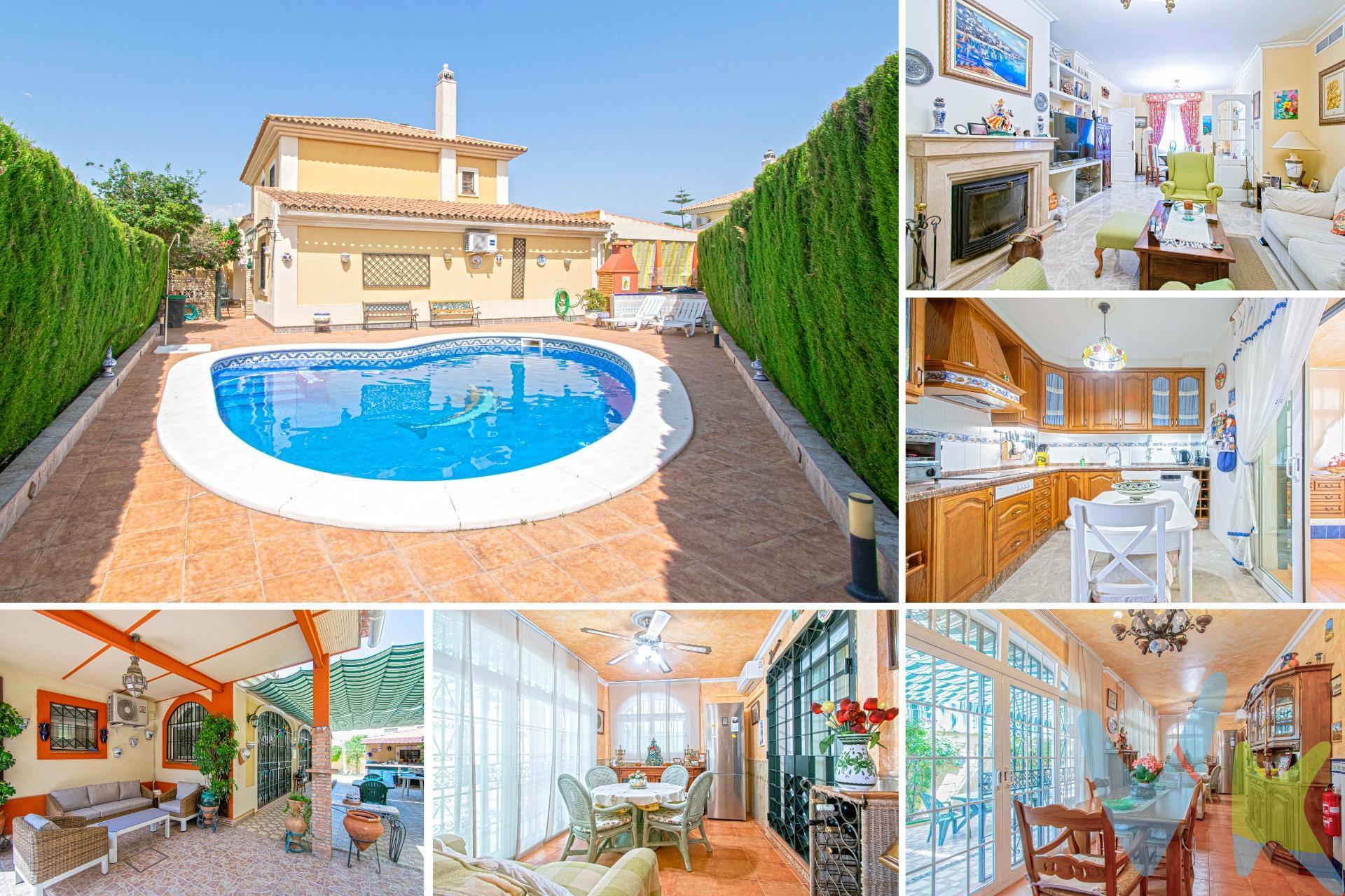 **Bienvenidos a su nuevo hogar en Olivar de Quintos**. ¡Descubra el lugar ideal para su familia! Este magnífico chalet independiente se encuentra en una ubicación privilegiada, a escasos metros de la estación de Metro Olivar de Quintos y las paradas de autobuses a Sevilla M-130B, M-133 y autobús local, lo que le permitirá disfrutar de la comodidad del transporte público y rodeado de todos los servicios esenciales. . Con una impresionante parcela de 528 m² y 272 m² construidos (según catastro), esta propiedad resalta por su amplitud y confort. Distribuida en dos plantas, cuenta con un total de 6 habitaciones, de las cuales 2 se encuentran en la planta baja, junto con 4 baños completos y un aseo, garantizando la comodidad de todos los miembros de la familia. La vivienda dispone de 2 amplios salones, ideales para celebrar reuniones familiares y eventos sociales. Su cocina, completa y equipada, junto con un lavadero independiente, hacen de este espacio un área funcional y acogedora. Los techos altos y los suelos de mármol aportan un toque de sofisticación y calidez que enamorará a cualquiera que cruce sus puertas. El espectacular jardín es un verdadero paraíso para los sentidos, con una piscina y dos barbacoas, ideal para disfrutar de momentos al aire libre en compañía. La amplia terraza le permitirá relajarse y disfrutar de un auténtico oasis de paz y tranquilidad. Construida en 2002, esta casa cuenta con armarios empotrados, trastero y un sistema de aire centralizado con bomba de frío/calor, asegurando un confort excepcional durante todo el año. Con su orientación sur, la casa recibe abundante luz natural, haciendo cada rincón aún más acogedor. No pierda la oportunidad de vivir en este magnífico chalet. ¡Su nuevo hogar en Olivar de Quintos le está esperando!. Informamos a nuestros clientes compradores que el precio de venta no incluye lo siguiente: Honorarios de la agencia inmobiliaria, Impuestos (I.T.P., I.V.A. o A.J.D., en su caso) ni otros gastos de la compraventa (gastos de Registro de la Propiedad, Notaría, Gestoría ni de posible Financiación). Documento F.I.S. a disposición del consumidor según Decreto 218/2005 Junta de Andalucía. 