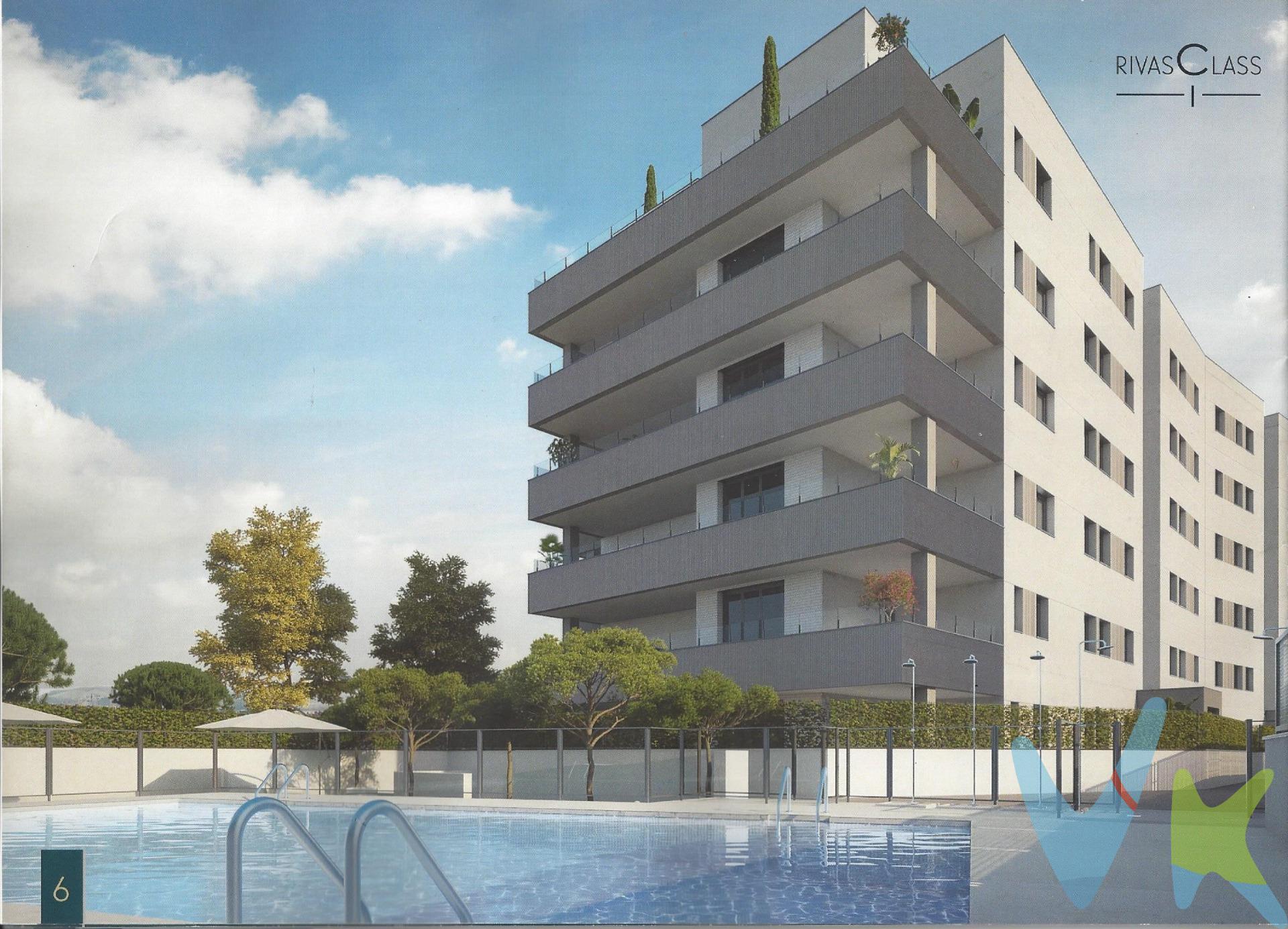 🏡 Espectacular vivienda con plaza de garaje y cuarto trastero, con una superficie total de 223 m2,  terraza de 45 m y 4 dormitorios dobles, en urbanización privada de reciente construcción (2022). Descubre una vivienda única por espacio, luz natural y calidad, ubicada en una de las zonas con mayor proyección, junto al futuro Parque Público de Rivas (2026), un proyecto paisajístico pionero en España. Una propiedad ideal para quienes buscan amplitud, confort, eficiencia energética (el edificio cuenta con paneles solares)  y una gran terraza perfecta para disfrutar durante todo el año. ✨ Características principales de la vivienda. Terraza con parte acristalada mediante cerramiento "Lumon" (garantía vigente). 4 Dormitorios dobles, uno de ellos en suite con vestidor. Salón amplio y luminoso con salida directa a la terraza, toldos motorizados con sensor de aire y noche. Cocina independiente,  equipada y con gran capacidad de almacenaje. 2 baños completos. 6 armarios empotrados. Plaza de garaje y trastero incluidos, además de zona de aparcamiento de bicicletas con plazas numeradas. Suelos de tarima de alta calidad con calefacción por suelo radiante, máximo confort térmico. Aire acondicionado canalizado e independiente por estancias. Puerta de seguridad. Orientación este-oeste, garantizando luz natural durante todo el día. 🌿 Urbanización privada con control de seguridad. Vive con la tranquilidad que ofrece una urbanización moderna, segura y con excelentes zonas comunes: con amplia piscina, parque de juegos infantiles, sala multiusos para la comunidad. . Este residencial es idóneo  para familias y quienes buscan un entorno residencial de calidad. Construida en 2022, ofrece todas las comodidades de un complejo premium y una ubicación estratégica junto a uno de los futuros espacios verdes más importantes del municipio. Información adicional:. * ⁠Metros construidos: según registro tiene una superficie total de 182,31 m2 /  (vivienda 136.80 m) + comunes  y terraza . * Metros catastrales: 223 m ( Vivienda 135 m, Aparcamiento 10 m, Almacén 5 m, y  Elementos comunes 73 m). * Metros útiles: 102 m aproximadamente. El precio publicado no incluye el mobiliario ni la decoración, ni los impuestos, ni los honorarios derivados del servicio de compra. El comprador asumirá, además del precio de compraventa, un coste adicional del 3 % del precio del inmueble en concepto de servicio de gestión, asesoramiento y acompañamiento en todo el proceso de compra; un 6 % correspondiente al Impuesto de Transmisiones Patrimoniales (ITP); los gastos de notaría, que supondrán aproximadamente entre un 0,2 % y un 0,5 % del valor de la vivienda; y los gastos de inscripción en el Registro de la Propiedad, estimados entre un 0,1 % y un 0,25 % del precio de compraventa.