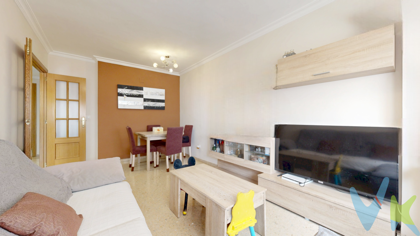 Piso con GARAJE, TRASTERO, ASCENSOR, BALCONES, 3 hab. 2 baños en excelente zona de Paterna    Tenemos el placer de presentarles esta estupenda vivienda del año 2005, ubicada en una de las mejores zonas de Paterna, en la calle Mare de Déu de Montiel, junto al parque de Alborgí.  La vivienda se distribuye en 3 habitaciones, todas con buena entrada de luz natural, y 2 baños completos, uno de ellos en suite, dentro del dormitorio principal, aportando mayor privacidad y confort. Cuenta con una cocina independiente muy funcional, con acceso directo a uno de los tres agradables balcones de la vivienda. Los otros dos balcones se encuentran en dos de los dormitorios, lo que permite disfrutar de ventilación cruzada y espacios exteriores en distintas estancias. Excelentes acabados como paredes lisas, puertas de roble, puerta blindada,....  Además, incluye dentro de este atractivo precio una plaza de garaje y trastero de 4m² ubicados los dos de forma contigua para mayor comodidad y justo al lado de la puerta de acceso al ascensor que te lleva a la vivienda dándole un valor añadido  Situado en una zona consolidada, con todo a tu alcance: supermercados, colegios, zonas verdes, comercios, transporte público que conecta fácilmente con Valencia y fácil acceso de entrada y salida de la ciudad.  Un hogar ideal para quienes buscan tranquilidad sin renunciar a los servicios y a la cercanía a Valencia    Si tienes que vender antes tu vivienda, llámanos y te asesoramos cómo hacerlo para además tener los mínimos gastos posibles y todas las garantías.  Agencia Registrada con el nº00516 en el Registro Obligatorio de Agentes Inmobiliarios de la Comunidad Valenciana    Por mandato expreso del propietario, COMERCIALIZAMOS ESTE INMUEBLE EN EXCLUSIVA, lo que le garantiza el acceso a toda la información, a un servicio de calidad, un trato fácil, sencillo y sin interferencias de terceros. Por este motivo, se ruega NO MOLESTAR AL PROPIETARIO, a los ocupantes de la propiedad o a los vecinos. Muchas gracias por su comprensión.   La oferta está sujeta a cambios de precio o retirada del mercado sin previo aviso. Este anuncio en su conjunto, incluyendo textos, fotos, imágenes o cualquier otro contenido de este, no es vinculante dado que la información es ofrecida por terceros y puede contener errores. Se muestra a título informativo y no contractual.  El precio del inmueble no incluye los honorarios de la agencia que ascienden al 4%+IVA del precio final del inmueble, ni los gastos de notaría y registro de la propiedad (que están sujetos a aranceles y varían dependiendo del precio de escrituración), ni los impuestos (que en la Comunitat Valenciana varían dependiendo del precio del inmueble y de las características personales del comprador).  Esta propiedad se pone a la venta con toda la documentación comprobada y en regla, por lo que ofrecemos GARANTIAS a los compradores.  