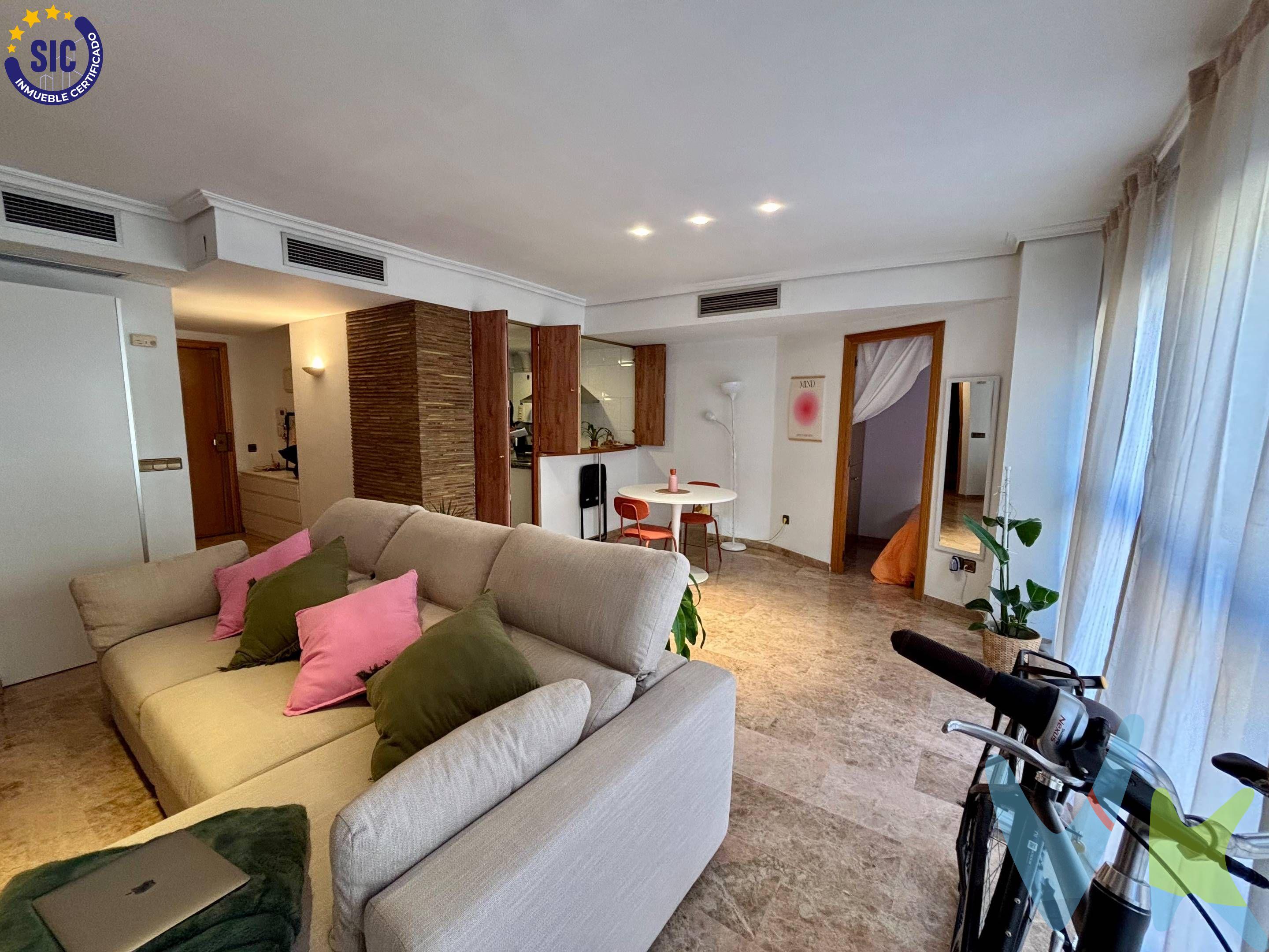 Excelente  oportunidad tanto de inversión  como para vivir  en pleno corazon de Valencia cerca de Plaza España. Si buscas una propiedad que empiece a rendir desde el momento de la compra o vivir en ella, esta vivienda es una opción especialmente interesante. Se trata de un apartamento actualmente alquilado, con contrato reciente (6 meses de antigüedad), lo que garantiza rentabilidad inmediata y continuidad en los ingresos, lo que permite mantener los mismos  durante el proceso de compraventa. No obstante, en caso de que el comprador destine el inmueble a vivienda habitual, el inquilino desocuparía la propiedad, haciendo viable tanto la adquisición como inversión como su uso residencial. La vivienda cuenta con 56 m² construidos, muy bien aprovechados. Originalmente disponía de dos dormitorios y, tras una redistribución acertada, ofrece ahora un dormitorio amplio e independiente, ganando comodidad y amplitud en las zonas comunes. El interior se organiza de forma práctica y funcional:. Un salón-comedor cómodo y bien proporcionado, ideal para el día a día. Cocina independiente, pensada para un uso práctico. Baño completo. Armarios empotrados que optimizan el espacio de almacenaje. Uno de los grandes valores añadidos de esta propiedad es su amplia plaza de garaje (Coche Grande mas moto) en el mismo edificio, un elemento cada vez más demandado que refuerza tanto la estabilidad del alquiler como la futura revalorización del inmueble. Situado en una segunda planta exterior con ascensor, el piso forma parte de una finca construida en 1996, bien mantenida y con accesos adaptados para personas con movilidad reducida, lo que amplía el perfil de posibles inquilinos y comodidad para el comprador. Una vivienda como nueva , bien ubicada  ideal para quieren tener su propiedad  en un barrio excelente y bien ubicado con los servicios y transporte cerca. Si quieres ampliar información o analizar números, estarémos  encantado de ayudarte. Una opción sólida, con garaje incluido y ubicada en un edificio moderno en unas de las mejores zonas de Valencia pensada para quienes buscan seguridad y estabilidad  en el corazon de Valencia. La oferta está sujeta a cambios de precio o retirada del mercado sin previo aviso. Este anuncio en su conjunto, incluyendo textos, fotos, imágenes o cualquier otro contenido del mismo, no es vinculante dado que la información es ofrecida por terceros y puede contener errores. Se muestra a título informativo y no contractual. Número de Registro de Agentes de Intermediación Inmobiliaria de la Comunidad Valenciana: RAICV-3991. El precio no incluye: honorarios de la agencia inmobiliaria, impuestos (IVA, ITP) y otros gastos de la compraventa (notaría, gestoría y registro). Por mandato expreso del propietario, comercializamos este inmueble en exclusiva, lo que le garantiza el acceso a toda la información, a un servicio de calidad, un trato fácil, sencillo y sin interferencias de terceros. Por este motivo, se ruega no molestar al propietario, a los ocupantes de la propiedad o a los vecinos. Muchas gracias por tu comprensión. Si eres agente inmobiliario y tienes un cliente para este inmueble, llámanos: estaremos encantados de colaborar. 