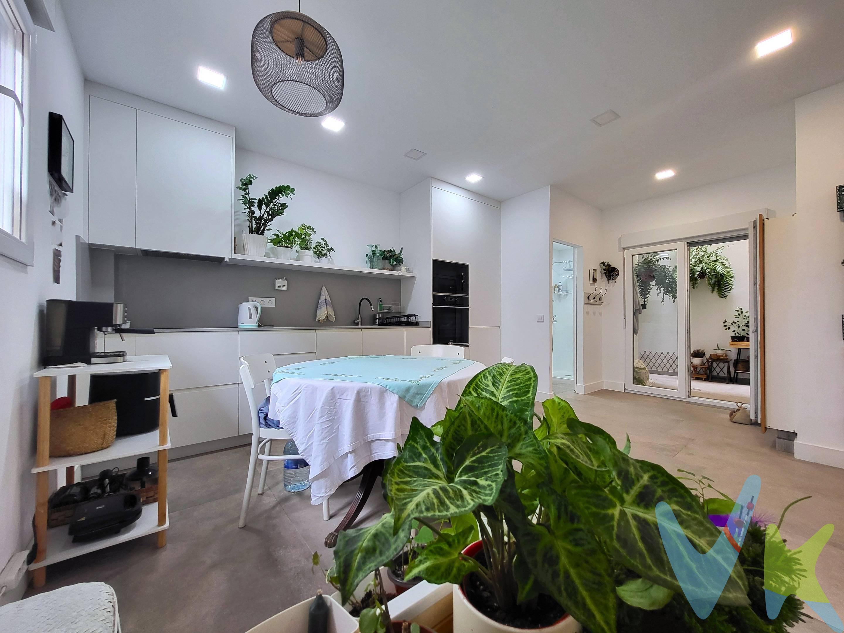 A la venta piso totalmente reformado en Las Coloradas. . ¡MUY INTERESANTE COMO VIVIENDA HABITUAL Y TAMBIÉN PARA INVERSORES! ¡APTO PARA MATERIALIZACIÓN DE RIC COMO INVERSIÓN CON DESTINO AL ALQUILER DE RESIDENCIA HABITUAL!. La vivienda cuenta con una superficie de 62 m2 y se distribuye en un amplio dormitorio, salón-cocina completamente equipada, baño y uso privativo de patio con espacio para lavadero y almacenaje. No cuenta con garaje pero es muy fácil encontrar aparcamiento en toda la zona. El inmueble se encuentra totalmente amueblado y equipado con los electrodomésticos necesarios. La ubicación del inmueble es privilegiada ya que se encuentra en el Barrio de Las Coloradas, zona ideal para vivir con tranquilidad, respirar aire puro, disfrutar de bellas vistas y a pocos minutos del centro de la ciudad. Dispone de todos los servicios necesarios a su alcance, como restaurantes, supermercados, farmacia, paradas de guaguas, colegios, instalaciones deportivas, etc. ¡APROVECHE ESTA OPORTUNIDAD PARA RESIDIR EN UNA ZONA DE MUCHA TRANQUILIDAD!. Información: en el precio de venta no se incluyen gastos de notaría, registro e impuestos derivados de la misma. Los datos expuestos son meramente orientativos y y podrían estar sujetos a errores u omisiones involuntarias.