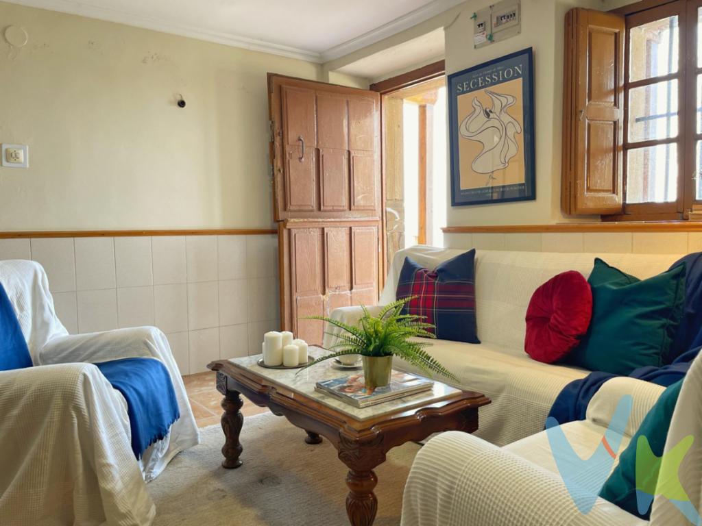 Tu casa en Llaneces con vistas de las que enamoran

¿Te imaginas levantarte cada día, abrir la ventana y ver de frente las montañas asturianas? Eso es lo que te espera aquí: tranquilidad, aire puro y unas vistas que no tienen precio.

La casa está en Llaneces (San Martín del Rey Aurelio), un pueblín tranquilo donde se vive sin prisas, pero a la vez bien comunicado con el valle. Cuenta con tres habitaciones amplias y luminosas, un baño completo y un aseo adicional para mayor comodidad, garaje privado para el coche y lo que quieras guardar, y una finca propia perfecta para tener un huerto, hacer barbacoas o simplemente relajarte al sol.

Lo mejor de todo son las vistas: cada día parece que estrenas paisaje, entre montañas verdes, atardeceres de colores y el silencio que solo encuentras en un pueblo de Asturias. Es una casa ideal tanto como primera vivienda para quienes buscan paz y espacio, como segunda residencia para escaparse los fines de semana, o incluso para invertir en turismo rural con encanto.

Y además, la ubicación es inmejorable. Vivir en San Martín del Rey Aurelio significa tener la montaña en la puerta de casa, pero también estar a un paso de todo: en menos de media hora llegas a Oviedo, con toda su vida cultural y servicios, y en poco más te plantas en las playas del Cantábrico, como las de Gijón o Villaviciosa, perfectas para disfrutar del verano. A todo eso se suman las rutas de senderismo, los valles mineros llenos de historia y, cómo no, la gastronomía asturiana.

? Si lo que buscas es un sitio con encanto, donde lo más difícil sea dejar de mirar por la ventana esta casa es para ti.

En el precio del inmueble no está incluido el impuesto de transmisiones patrimoniales así como gastos notariales y registrales