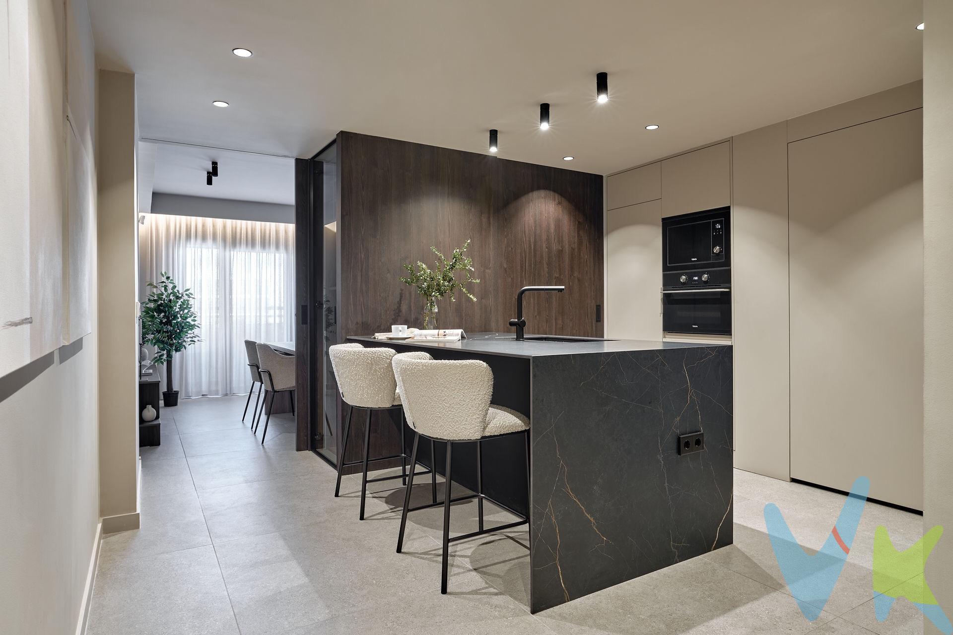 ¡Exclusivo ático recién reformado listo para entrar a vivir en Penya-Roja, Valencia!. Presentamos una propiedad única en una de las zonas más solicitadas de Valencia, a pocos pasos de la emblemática Ciudad de las Artes y las Ciencias. Este ático se encuentra en la planta 11 de una finca moderna, que además ofrece zonas comunes con piscina y parque, y está estratégicamente situado junto al centro comercial Aqua y El Corte Inglés, con todo lo que necesitas a tu alcance. El inmueble se distribuye en dos plantas, diseñadas para ofrecer la máxima comodidad y estilo:. En la primera planta, al acceder a la vivienda, nos recibe un espacio abierto que integra una amplia cocina moderna y recién reformada. La cocina cuenta con una espectacular isla central y se conecta perfectamente con el salón, que dispone de un balcón que recorre toda su longitud. Aunque ambas estancias están integradas para crear un ambiente fluido, se han instalado puertas correderas para garantizar total intimidad cuando sea necesario. Además, la cocina incluye una práctica galería. En esta planta también encontramos un dormitorio doble y un cuarto de baño completo. En la segunda planta se ubican otros dos dormitorios dobles, uno de ellos con baño en-suite y un amplio vestidor, así como un tercer baño completo con bañera. Desde el dormitorio principal se accede a la joya de la vivienda: una gran terraza con zona de barbacoa y ducha, que ofrece vistas completamente despejadas, permitiendo disfrutar de vistas panorámicas a la Ciudad de las Artes y las Ciencias y el centro comercial Aqua. La reforma de esta propiedad ha sido ejecutada con un cuidado y detalle excepcionales, utilizando materiales de altísima calidad, desde el elegante suelo cerámico de gran formato hasta las impecables terminaciones de la cocina. Cada rincón ha sido diseñado para ofrecer un estilo moderno y funcional, sin escatimar en acabados. Además, la propiedad cuenta con una plaza de garaje y aire acondicionado por conductos, lo que suma aún más comodidad a esta excelente oferta. ¿Te imaginas viviendo en este exclusivo ático? ¡No dejes pasar la oportunidad y ven a verlo!