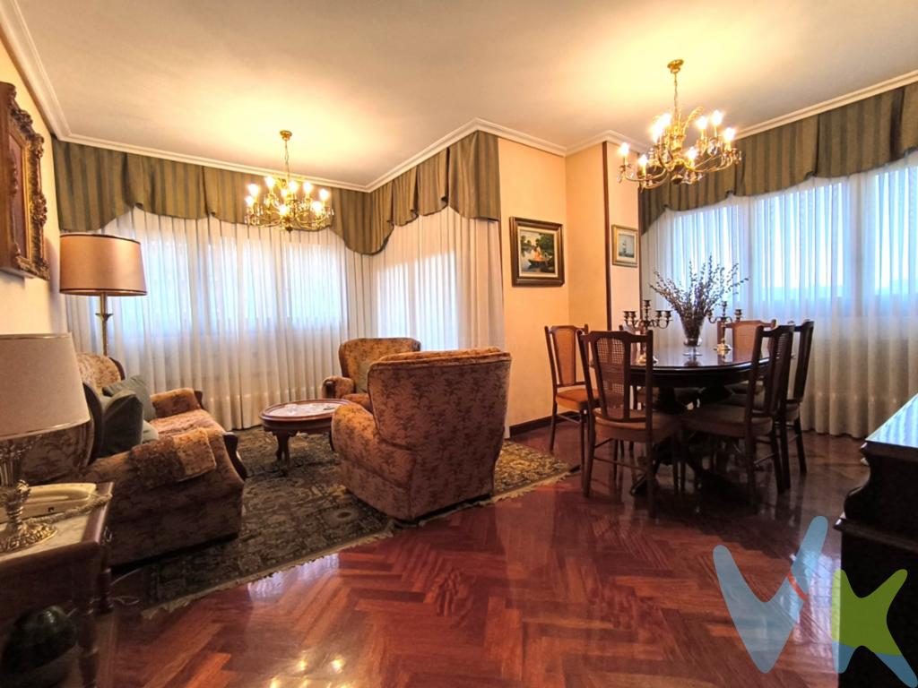 Torre de Padre Claret, piso de 4 dormitorios, 2 baños, con garaje y trastero. Totalmente exterior, en esquina. Salón con 3 ventanales, y terraza cuadrada, con posibilidad de comedor de verano.Diferenciada zona de día de la de noche.Habitación principal con baño.Armarios empotrados en dormitorios. Muy poco pasillo, con todos los huecos, amplios.Plaza de garaje, para coche pequeño, con trastero, incluidos en el precio.Zona de alta demanda, con vistas a zonas amplias y arboladas.Luz y sol.Balcón en cocina. Calefacción y agua caliente, centrales.Un piso para toda la vida. 