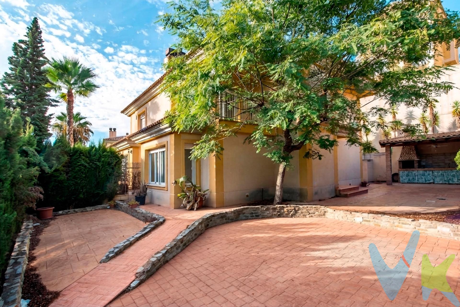 ¡Oportunidad única en El Mirador del Golf, Altorreal! Pareado con parcela en la zona más exclusiva. Si buscas un proyecto a tu medida en uno de los residenciales más prestigiosos y demandados de Altorreal, este pareado es la opción perfecta. Una propiedad con un enorme potencial para reformar y diseñar el hogar de tus sueños. Distribución de la vivienda:.  * Planta Baja: Gran salón-comedor lleno de luz natural, espacio independiente para diseñar la cocina a tu gusto, un dormitorio auxiliar perfecto como despacho o sala de invitados, y un práctico aseo de cortesía.  * Planta Superior: 3 amplios dormitorios (el principal con baño en suite). Dos de las habitaciones cuentan con acceso a balcón/terraza privada con agradables vistas. Dispone además de un segundo baño completo para dar servicio al resto de la planta.  * Exterior: Parcela de casi 300 m² que rodea la vivienda, equipada con zona de barbacoa y un práctico almacén exterior. El espacio perfecto para crear tu propio jardín, zona de relax o comedor al aire libre. El Residencial (El Mirador del Golf):. Ubicado en un entorno tranquilo y muy familiar, el complejo destaca por sus excelentes instalaciones: varias piscinas comunitarias (dos de ellas de gran tamaño), amplias zonas verdes y parque infantil. Un ambiente idóneo para disfrutar durante todo el año. Nota: Las imágenes mostradas en este anuncio son recreaciones virtuales con Inteligencia Artificial (home staging virtual) para mostrar el potencial de reforma de la vivienda. La casa se vende para reformar. ¡No dejes pasar la oportunidad de vivir en una de las mejores zonas de Murcia! Contáctanos para más información o para concertar una visita. 🔑 Comercialización en multidifusión. Por mandato expreso del propietario, este inmueble se comercializa en multiexclusiva, lo que garantiza un acceso completo a la información, un servicio profesional y una gestión ordenada, sin interferencias de terceros. Si eres agente inmobiliario y tienes un cliente interesado, estaremos encantados de colaborar. Contáctanos sin compromiso. 🤝 Una compra tranquila y bien acompañada. Al contactar directamente con nosotros, evitarás molestias innecesarias a la propiedad. Nos encargamos de toda la intermediación, facilitándote la documentación, la información necesaria y un trato cercano, claro y sin complicaciones. Te informaremos con total transparencia de todos los aspectos de la compra, incluidos gastos y honorarios de agencia para que tomes decisiones con calma y seguridad. Nuestra forma de trabajar se basa en algo muy sencillo:. Calma → la tranquilidad de comprar tu vivienda con acompañamiento profesional en todo el proceso con nosotros. ℹ️ Información legal. La descripción del inmueble y las imágenes publicadas tienen carácter meramente informativo y no contractual. El precio ha sido fijado por la propiedad y podría sufrir variaciones hasta su formalización en contrato de compraventa. 💰 Gastos de la compra. Impuestos (ITP). Con bonificación: 3 %. Sin bonificación: 7,75 %. Notaría y Registro: aprox. 1.000 €. Honorarios de agencia: 3 % + IVA, con un mínimo de 3.000 € + IVA (No incluidos en el precio de venta). 