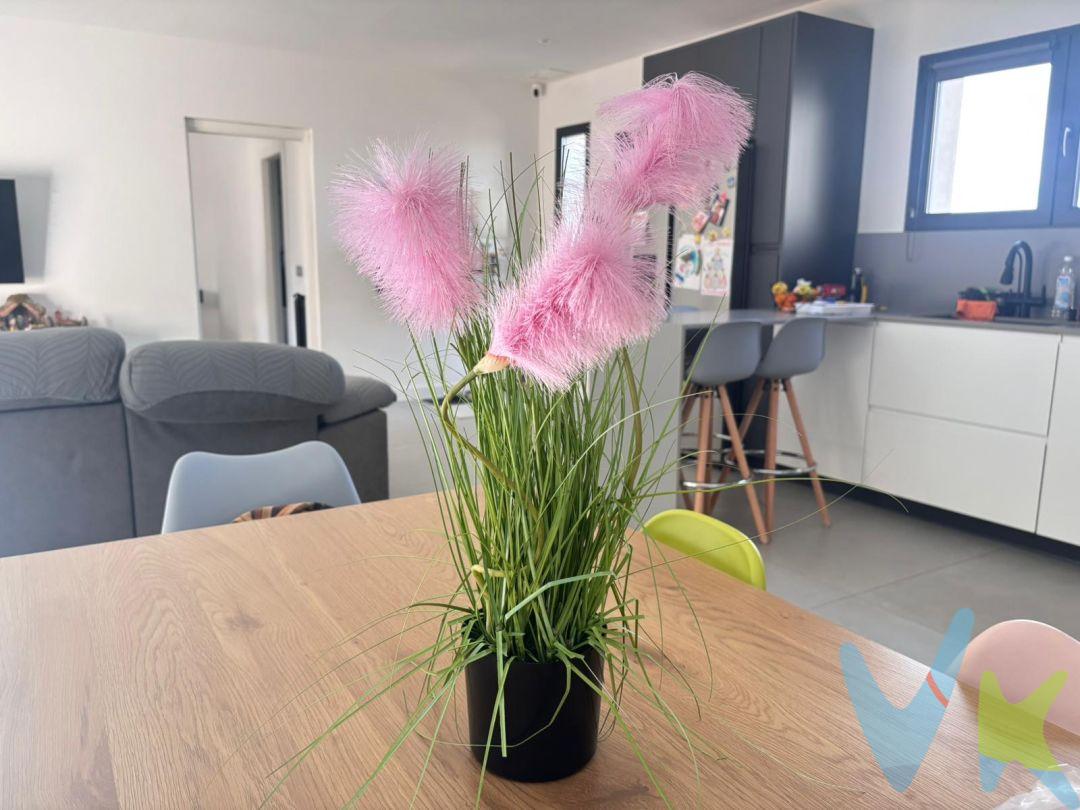 Casa moderna de una planta, Urbanización El Beato, Toledo. Parcela nivelada, con superficie de 651m2 y vivienda de 143m2 útiles.
Se construyo hace 3 años y está a estrenar. Si quieres una vivienda nueva pero sin esperar 2 años a su construcción, esta es tu casa. Puedes venir a verla y ser tuya en lo que tardes en hipotecar y escriturar.
Superficie según escrituras:

Vivienda 173m2, útiles 143m2
Superficie total construida según registro 185m2 según catastro 200m2 (Incluida piscina que no construida)
Superficie parcela según catastro 651m2 según registro 641m2.

Distribución:

Salón - comedor y cocina americana de 58m2
3 dormitorios, principal con baño.
Distribuidor y zona de juegos
Almacén - trastero con aseo.
Garaje cubierto americano.
Zona ajardinada.
Ventanas blindadas de triple cristal en climalit fijas y oscilobatientes. Persianas con motor en aluminio con aislante y mosquiteras. Ventanas panorámicas en habitaciones.
Calefacción, aire acondicionado con bomba de calor por conductos.
Cubierta plana con aislantes e impermeabilización según normativa con placa alveolar pretensada.
Suelo porcelánico de gran formato marca TAU. Baños con gran espacio, platos de ducha y bañera acrílica independiente moderna.
Fachada exterior monocapa de mortero hidrófugo.
Pintura interior blanco liso.
Techo interior con placa de yeso y luminarias led empotrables.
Armarios empotrados y terminados interiormente.

Orientación: Entrada salón este y patio trasero oeste.
Transporte: Autobuses
Comunidad de propietarios: Pago mensual 15€
IBI: Pago anual 920€
Año de construcción: 2022
Piscina dentro del proyecto y reconocida en catastro. No está construida.
Tenemos financiera. Amortización anticipada 0%. Evita las vinculaciones innecesarias. Te hacemos un estudio personalizado. ¡Llámanos!
Honorarios de intermediación inmobiliaria no incluidos en el precio.
Información válida salvo error tipográfico.
 