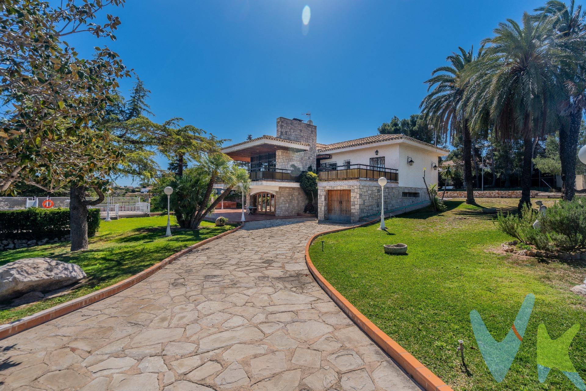 Descubre el lujo en Calicanto! Chalet de ensueño con vistas panorámicas a Valencia. Este impresionante chalet de lujo ubicado en Calicanto te ofrece un estilo de vida exclusivo y sofisticado. Con acabados de alta calidad y una ubicación privilegiada, esta propiedad es perfecta para aquellos que buscan lo mejor de lo mejor. Características excepcionales:. Espaciosos interiores con diseño clásico y elegante. Habitaciones llenas de luz natural, cada una con su propio baño privado. Una sala de estar acogedora con chimenea, ideal para relajarse y disfrutar de momentos inolvidables. Amplios ventanales que ofrecen vistas panorámicas del exuberante jardín y la piscina. Un área al aire libre diseñada para el entretenimiento, con una piscina , pista de tenis y una zona de barbacoa. Características destacadas:. Planta Baja:. Amplio salón comedor para recibir a tus invitados con elegancia. Cocina clásica y totalmente equipada, ideal para los amantes de la gastronomía. Un dormitorio espacioso y luminoso para mayor comodidad. Baño completo con acceso a la cochera para mayor conveniencia. Un pequeño aseo adicional para mayor comodidad. Planta Primera:. Gran salón con chimenea, el lugar perfecto para relajarse y disfrutar de momentos acogedores. Cuatro dormitorios, cada uno diseñado con atención al detalle. El dormitorio principal cuenta con un baño en suite para un lujo adicional. Desde el salón, accede a una gran terraza con vistas preciosas a Valencia, el lugar perfecto para disfrutar de amaneceres y atardeceres inolvidables. Esta propiedad combina a la perfección la elegancia y el confort, y te brinda un estilo de vida exclusivo. Calicanto ofrece tranquilidad y privacidad, y al mismo tiempo, se encuentra a pocos minutos de los servicios y las comodidades de Valencia. No pierdas la oportunidad de hacer de este chalet tu hogar. ¡Contáctanos ahora mismo para programar una visita y descubrir el lujo que te espera en Calicanto!. Hemos adjuntado unos renders de como se podría quedar el chalet una vez actualizado. . Por mandato expreso del propietario, comercializamos este inmueble en exclusiva, lo que le garantiza el acceso a toda la información, a un servicio de calidad, un trato fácil, sencillo y sin interferencias de terceros. Por este motivo, se ruega no molestar al propietario, a los ocupantes de la propiedad o a los vecinos. Muchas gracias por su comprensión. Si usted es agente inmobiliario y tiene un cliente para este inmueble, llámenos: estaremos encantados de colaborar. 