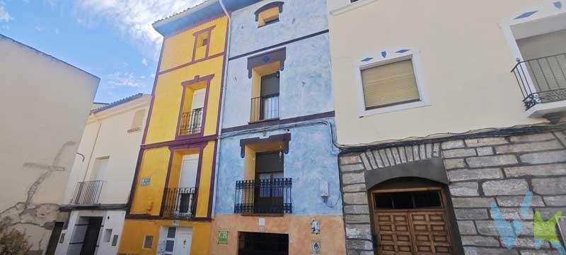 Casa amplia y lista para entrar a vivir en el centro de Maluenda, a solo 5 minutos de Calatayud. Se vende una acogedora casa en el centro del pueblo, ideal para familias o como segunda residencia. La vivienda está distribuida en varias plantas y cuenta con espacios amplios y luminosos. Planta sótano: bodega de 75 m², perfecta como zona de ocio o almacenamiento. Planta calle: dispone de corral. Cuarto de caldera y depósito. Despensa y acceso a un bonito patio. Primera planta: Tres dormitorios de 19 m², 18 m² y 12 m². Cocina de 11 m², sala de estar y baño completo. Segunda planta: dormitorios de 20,80 m², 20 m² con vestidor, 12,80 m² y 11,90 m², además de un baño completo. Tercera planta: graneros de 65 m², ideales para habilitar más estancias o zonas de ocio. La vivienda cuenta con suelos de gres y gres rústico, ventanas de aluminio con climalit, calefacción individual de gasoil y aire acondicionado en la primera planta. Está en perfecto estado para entrar a vivir. Ubicación inmejorable, junto al consultorio médico, ayuntamiento y tiendas locales, y con fácil acceso a la autovía A-2 (a solo 45 minutos de Zaragoza). Posibilidad de entrada adicional por el corral, con salida directa a la carretera. Una casa con mucho encanto y grandes posibilidades, perfecta para disfrutar de la tranquilidad del entorno rural sin renunciar a la cercanía de la ciudad. El precio no incluye impuestos, gastos de notaría, registro ni honorarios de intermediación. Este anuncio tiene carácter informativo y no es contractual. Puede estar sujeto a errores o modificaciones.