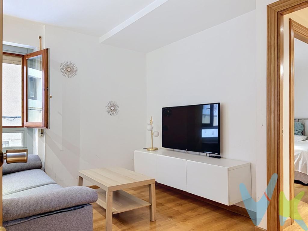 Apartamento en el centro de Tudela con licencia turística y listo para entrar a vivir. Ubicado en pleno corazón histórico, junto a la Plaza de los Fueros, el Mercado de Abastos y la Catedral, este acogedor apartamento destaca por su versatilidad, ideal tanto como vivienda habitual o segunda residencia como para inversión; dispone de licencia turística en vigor, lo que permite rentabilidad desde el primer día. Se distribuye en un dormitorio independiente, 1 baño completo y un salón con cocina integrada y sofá convertible que optimiza la capacidad; cuenta con calefacción individual de gas natural y se entrega completamente amueblado, listo para entrar a vivir o comenzar su explotación turística sin necesidad de inversión adicional; una oportunidad única en una ubicación privilegiada con alta demanda.