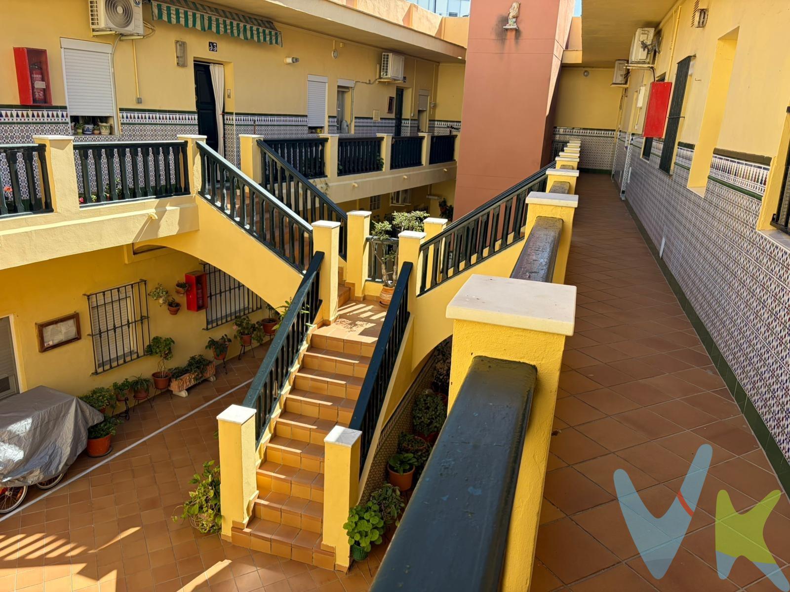 Se vende acogedora vivienda en el barrio de Puntales, una zona tranquila y cercana a la bahía. . La vivienda se encuentra en la primera planta de una finca con ascensor, situada en un típico patio andaluz que aporta ese encanto especial y ese ambiente acogedor tan característico de Cádiz. El piso está muy bien distribuido y aprovecha al máximo cada metro cuadrado. Dispone de dos dormitorios, perfectos como dormitorio principal y habitación individual, despacho o cuarto de invitados. El salón cuenta con cocina americana integrada, creando un espacio práctico, moderno y funcional, ideal para el día a día. El baño es completo y dispone de plato de ducha. Destaca por su luminosidad, lo que aporta sensación de amplitud y confort. Es una vivienda cómoda, fácil de mantener y lista para entrar a vivir. Ideal como primera vivienda, como segunda residencia para disfrutar de la ciudad o como inversión en una zona con buena demanda. Una oportunidad perfecta para quien busca un hogar con encanto gaditano en un entorno tranquilo. *  Gastos, Impuestos y Honorarios de la Agencia no incluidos en el precio. *Si estás interesado en esta vivienda pero tienes que vender, contacta con nosotros, te ayudamos a encontrar comprador para tu inmueble. Periodo de validez de la publicación 31/12/2026