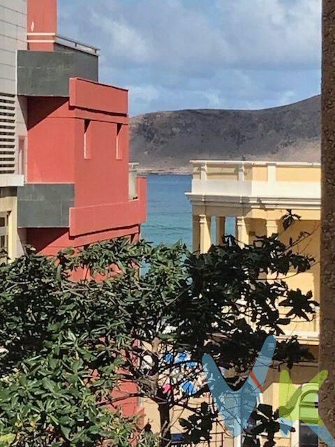 ¡SE VENDE CÉNTRICO PISO CON GARAJE INCLUIDO, EN LA PLAYA DE LAS CANTERAS!. Ubicado en pleno corazón de Las Palmas de Gran Canaria, este magnífico piso se encuentra a tan solo 50 metros de la mejor zona de la emblemática Playa de Las Canteras, considerada una de las mejores playas urbanas de Europa. En solo 40 segundos caminando estarás disfrutando de arena y de sus aguas cristalinas y su excepcional entorno natural. La zona ofrece un equilibrio perfecto entre vida urbana y calidad de vida. El Paseo de Las Canteras, siempre animado, combina belleza natural, ambiente cosmopolita y una rica oferta cultural. Todo ello en un entorno privilegiado y con un clima templado durante todo el año. Entorno con todos los servicios: supermercados, restaurantes, farmacias, transporte público, colegios y una amplia variedad de comercios y zonas de ocio, lo que hace de esta ubicación un referente del estilo de vida en Canarias. Está distribuida de la siguiente manera, con acceso para personas de movilidad reducida desde la calle: .  *3 habitaciones exteriores, luminosas, dos de ellas con acceso a balcón con vistas laterales al mar.  *2 baños completos, funcionales y bien distribuidos.  *Salón/comedor acogedor, ideal para el descanso o recibir visitas también con balcón y vistas laterales al mar.  *Cocina independiente, totalmente equipada.  *Solana amplia, con acceso a un gran patio de luces muy luminoso.  Preciso comentar también que nada más entrar a la vivienda hay una zona con ropero empotrado con gran capacidad de   almacenaje.  *La propiedad consta también con garaje incluído en el precio. Los gastos derivados de la compra venta no están incluidos en el precio. 