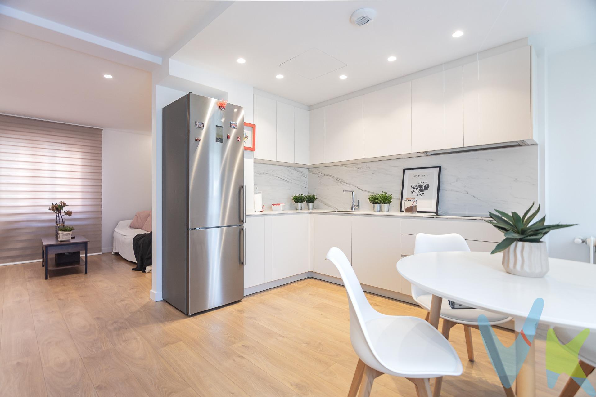 Te sorprenderá!, con una reforma integral, actual, neutra e impecable. Ventanas, suelos, puertas, fontanería y electricidad, baño, cocina. Como una vivienda de obra nueva. Portal, ascensor y tejado rehabilitado. Con una excelente calefacción central de cooperativa, económica, ya que los locales de los bajos, son propiedad de esta y su alquiler sirve para minorar su coste. . En una tranquila zona de Rochapea, pero a dos minutos  de la Avenida y una gran plaza,  la comodidad de tener todo a mano, parada de autobuses con las líneas que te conectan con cualquier zona de Pamplona y comarca, comercio, supermercados, zona deportiva-piscinas, parques y boulevares y por supuesto la cercanía al centro de la ciudad paseando. Con una distribución de concepto abierto, cocina conectada con el comedor y salón, pero no totalmente abierta desde la entrada, así tienes un hall con mas intimidad, desde el que no se ve directamente, el resto de la vivienda. Una cocina con muchísimo espacio de almacenaje, aprovechados todos sus metros al máximo, con dos habitaciones amplias y armarios con mucha capacidad de almacenaje y un cuarto trastero-despensa en la entrada. Todo espacioso, agradable y  luminoso. Balcón cerrado en cocina, para poder tener tu mes y sillas, para tus momentos de relax, tomando un café, leyendo.. . Puertas lacadas en blanco, suelo de madera en tono claro en toda la vivienda, cocina blanca con todos los electrodomésticos integrados. Mobiliario  en tonos claros, todo en excelentes calidades. Un ambiente neutro, un lienzo en blanco  para  darle tu toque personal, disfrutarla desde el primer día,  y no tener que pensar en ninguna reforma, presente ni futura. NO TE LA PUEDES DEJAR ESCAPAR! VEN A VERLA, TE ESPERAMOS !. El PVP indicado no incluye impuestos ni gastos de transmisión ( ITP, Notaria y Registro..) Datos meramente informativos, sin carácter contractual. 