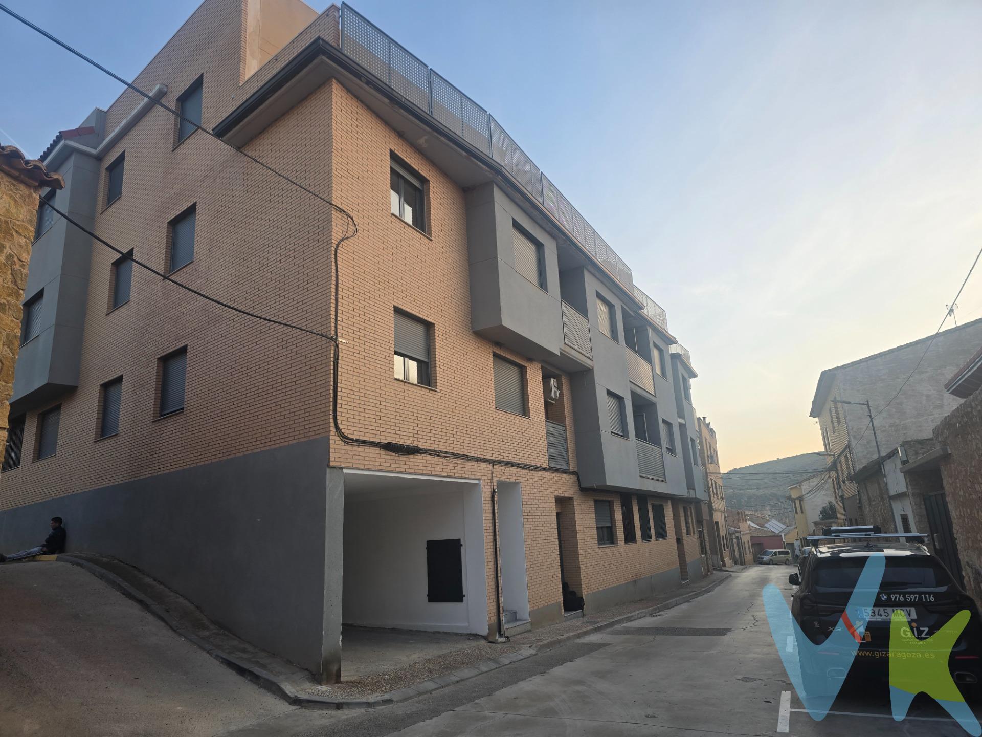 **Ático Dúplex en Venta - Oportunidad Única en Campo de Cariñena**. Descubre este espectacular ático dúplex, ubicado en una tranquila comarca a solo 25 km de la capital. Con una rehabilitación integral en 2024, este inmueble del año 2009 combina modernidad y confort en un entorno acogedor. Con una superficie construida de 120 m² y 110 m² útiles, cuenta con tres amplios dormitorios, dos baños y un luminoso salón que se conecta a una terraza de 25 m², ideal para disfrutar de las vistas. En la planta superior, el dormitorio principal de 17 m² incluye un exclusivo vestidor de 15 m² y un baño en suite, ofreciendo un refugio privado. Además, la terraza solarium de 50 m² es perfecta para relajarse al sol o organizar reuniones con amigos y familiares. La cocina está completamente equipada con electrodomésticos modernos y climatización por conductos, asegurando el máximo confort durante todo el año. El edificio dispone de ascensor y videoportero, brindando seguridad y comodidad. Con dos plazas de garaje y un trastero incluidos en el precio, tendrás todo el espacio que necesitas. La finca se encuentra en una zona bien comunicada, con acceso rápido a la autovía Mudejar, permitiendo llegar a la capital en solo 20 minutos. Este ático es una opción ideal tanto como primera vivienda como para inversión, ya que la demanda de alquileres en la zona es alta. No te pierdas la oportunidad de visitar este magnífico inmueble; ¡la disponibilidad es inmediata! Además, puedes realizar una visita virtual 360º para explorar cada rincón de tu futuro hogar. ¡Contáctanos y hazlo tuyo!. El precio indicado no incluye impuestos, gastos de notaría ni de registro.