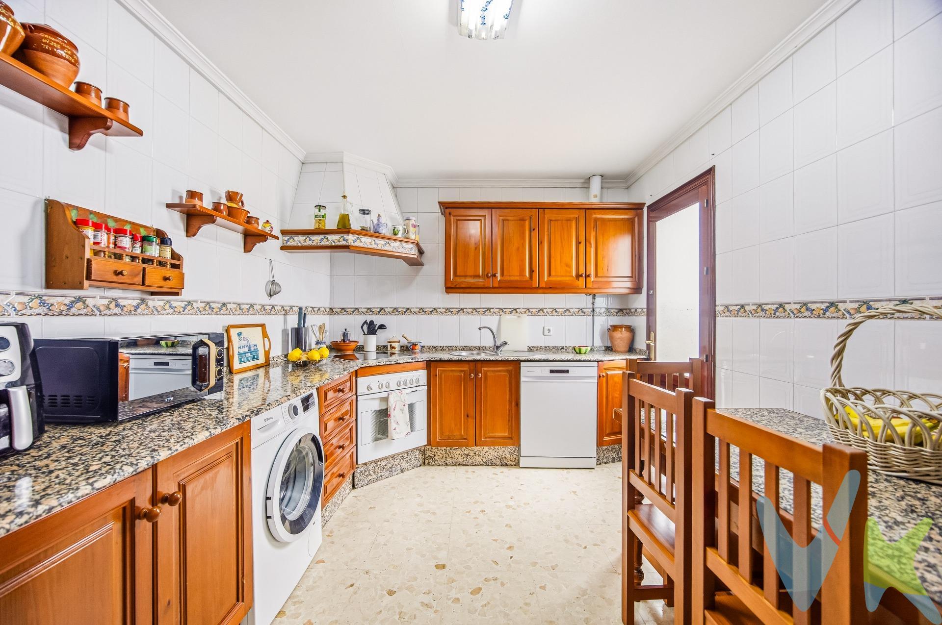 Descubre esta acogedora casa independiente situada en la tranquila zona de Fuente Amarga, Chiclana de la Frontera. Con un precio atractivo de solo 143.000 euros, esta propiedad reformada ofrece una superficie total construida de 86 m² y útil de 80 m² que garantiza comodidad y funcionalidad. La vivienda cuenta con dos dormitorios perfectos  para adaptarse a tus necesidades personales o familiares. Disfruta del confort adicional que brinda su baño completo totalmente renovado. Al ser una vivienda ubicada en planta baja, podrás experimentar el placer del acceso directo sin escaleras ni complicaciones; ideal para familias jóvenes así como personas mayores buscando facilitar sus desplazamientos diarios. Además, su diseño moderno permite personalizar los espacios según tu estilo propio mientras disfrutas cada rincón lleno carácter. La ubicación es otro punto fuerte: rodeada por tranquilas calles residenciales pero muy cerca del centro donde encontrarás todo tipo servicios necesarios desde farmacias, supermercados,bares etc. No pierdas más tiempo soñando despierto/a! Esta hermosa casa está lista para convertirse en tu nuevo hogar con todas las comodidades necesarias al alcance; ven a visitarla hoy mismo!. Comercializamos este inmueble en exclusiva, lo que le garantiza el acceso a toda la información y un servicio de calidad. En cumplimiento del Decreto de la Junta de Andalucía 218/2005 del 11 de Octubre, se informa al cliente que los gastos notariales, registrales,honorarios, ITP y otros gastos inherentes a la compraventa no están incluidos en el precio. Igualmente disponemos de un Seguro de Caución para garantizar las cantidades entregadas a nuestra Agencia en concepto de Reserva y/o Arras. impuestos y gastos de la compraventa. El comprador puede consultar de forma oficial los impuestos aplicables (ITP, AJD, etc.) en la web de la Junta de Andalucía:. https://www.juntadeandalucia.es/organismos/economiahaciendayfondoseuropeos/areas/tributos-juego/tributos/paginas/impuestos-cedidos-transmisiones.html. Si tiene cualquier duda sobre los gastos de la compraventa, llámenos y estaremos encantados de asesorarle de forma clara y personalizada. . 