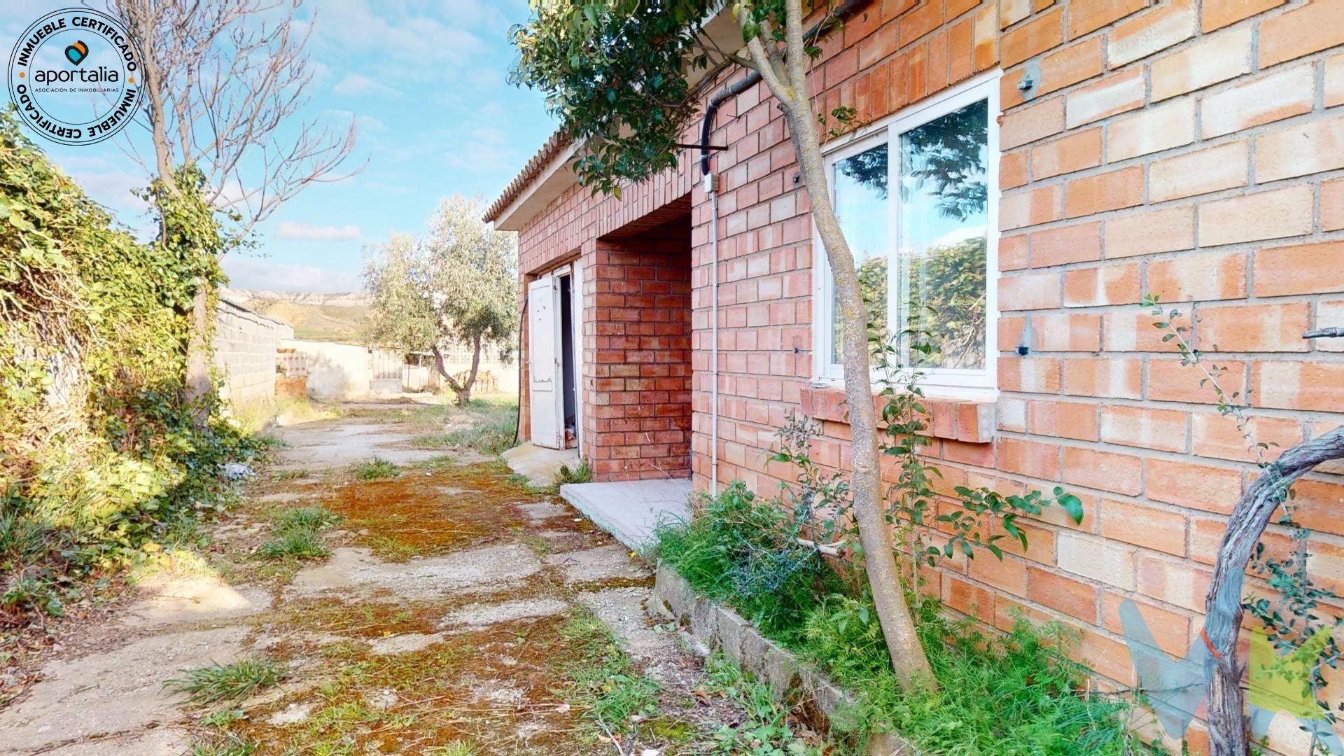 Descubre el proyecto que siempre has soñado, ubicado en un entorno idílico junto al río Huerva. Está situado entre el pueblo de Muel y Mezalocha. Partida de las Canteras. Esta finca rústica de 770 metros ofrece una casa acogedora de una planta con amplios espacios y múltiples posibilidades para renovarla a tu gusto. Consta de 57 metros construidos y un garaje adyacente de 24 metros ideal para expandirla según tus necesidades. (la construcción esta correctamente inscrita en el registro de la propiedad). Disfruta del aire libre desde su amplio porche u organiza inolvidables asados en la zona habilitada para barbacoa. Aunque requiere una actualización total, tanto su estructura como el tejado se encuentran en buen estado, lo que te permitirá realizar las mejoras deseadas sin preocupaciones mayores. Tenemos luz electrica normal. El agua es de pozo  se extrae con una bomba electrica y la casa tiene un deposito que se llena con esta bomba,  los vertidos son a pozo ciego. . Los accessos hasta la finca son buenos, desde la carretera tenemos menos de 1 km por un camino amplio, alrededor encontramos casas similares, naturaleza y la ribera del rio Huerva. Para más información no dudes en llamarnos. . 
