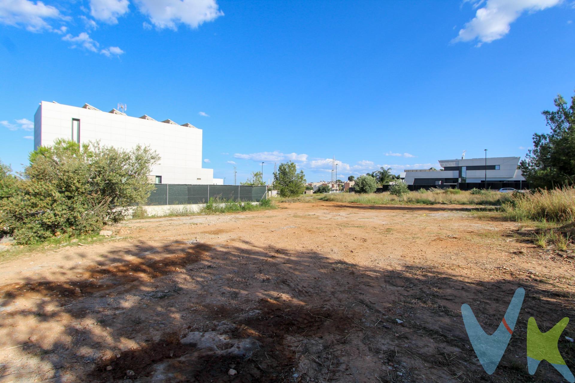 Se vende un terreno urbano ubicado en Calle Garellano 47, Suelo P-212 [M7], en la prestigiosa zona de El Vedat - Parque Marchadella, en Torrent. Este terreno ofrece la posibilidad de construir una vivienda a medida en un entorno tranquilo, seguro y rodeado de naturaleza, ideal para quienes buscan calidad de vida sin renunciar a la cercanía con la ciudad. La zona es residencial y exclusiva, con amplias calles, zonas verdes y un ambiente familiar. Solar de uso residencial familiar; Le corresponde una edificabilidad de doscientos setenta metros treinta decímetros cuadrados. Coeficiente de adjudicación: 0’38450%. Características del terreno y la ubicación:. Terreno urbano, con todas las facilidades para construir. Ubicado en una de las mejores zonas de El Vedat - Santa Apolonia, conocida por su tranquilidad y prestigio. Excelente conectividad con el centro de Torrent y Valencia, tanto en coche como en transporte público. Cerca de servicios esenciales, como supermercados, colegios, centros deportivos, restaurantes y zonas de ocio. Rodeado de espacios naturales y rutas para senderismo, ideal para los amantes de la naturaleza. Urbanización consolidada con vecinos residentes durante todo el año. Este terreno es una oportunidad única para construir la casa de tus sueños en un entorno exclusivo y con todas las comodidades. La descripción del presente inmueble e imágenes tienen mero carácter informativo y en ningún caso carácter contractual, pudiendo ser modificados por la inmobiliaria comercializadora sin que ello implique responsabilidad alguna frente a terceros. En el precio de venta a público, esta propiedad NO incluye los gastos de adquisición (Notario, registro, gestión, honorarios, etc…).