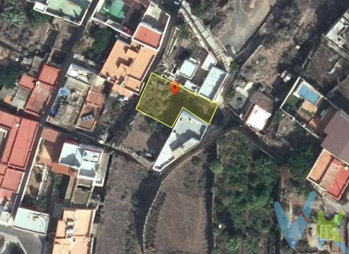 Imagina despertar cada día rodeado de silencio, aire puro y bonitas vistas al paisaje del norte de Gran Canaria. Esta parcela urbana en Santa María de Guía es el lugar perfecto para quienes sueñan con construir su hogar en un entorno natural sin renunciar a la comodidad de tener todos los servicios cerca. Ubicada en una zona tranquila de campo, la propiedad disfruta de un entorno relajado y agradable, ideal para desconectar del ritmo de la ciudad. Desde la parcela se aprecian bonitas vistas abiertas, que convierten el lugar en un espacio perfecto para crear una vivienda con carácter y disfrutar del exterior. El acceso es cómodo, ya que el coche llega prácticamente hasta la propiedad, quedando a escasos metros de la misma. A pocos minutos se encuentra el casco de Santa María de Guía, con supermercados, colegios, centro de salud, comercios y todos los servicios necesarios para el día a día. Además, la ubicación permite estar en Las Palmas de Gran Canaria en aproximadamente 20 minutos. Una oportunidad ideal para quienes buscan construir una vivienda a su medida en un entorno natural, tranquilo y bien conectado.