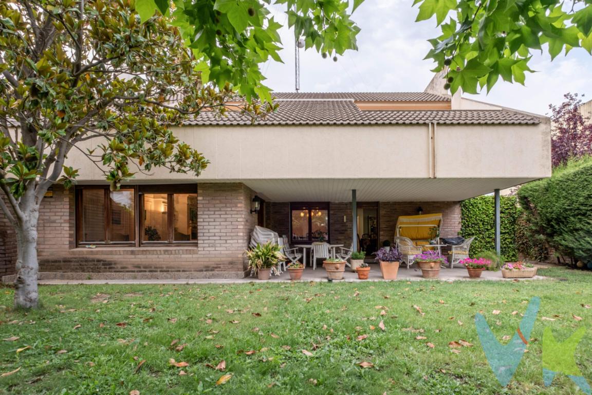 . Si sueñas con espacio, luz y naturaleza sin renunciar a la ciudad, este chalet en Miralbueno es tu próximo hogar. Un lugar donde cada planta tiene su propio encanto:. ✨ En la planta -1. Una espectacular bodega con chimenea para esas veladas inolvidables y un amplio almacén con acceso directo al jardín. ✨ En la planta calle. Un jardín perimetral que rodea la casa y un porche acogedor donde desconectar cada tarde. Un dormitorio y un baño completos, perfectos para invitados o para disfrutar de la comodidad de tenerlo todo a mano. Una gran cocina independiente que se convierte en el corazón del hogar. Cuarto de lavandería. Garaje cerrado para dos coches. ✨ En la primera planta. 6 dormitorios amplios, 3 de ellos con terraza privada donde empezar el día con calma y aire fresco. 3 baños para que la comodidad sea absoluta en el día a día. Un chalet pensado para crecer, disfrutar y compartir. Con toda la tranquilidad de una urbanización residencial y la ventaja de estar a un paso de Zaragoza. Porque tu casa no es solo donde vives, es donde creas recuerdos para siempre. 📞 Ven a conocerla. Descubre el espacio donde todo lo que imaginas cabe.