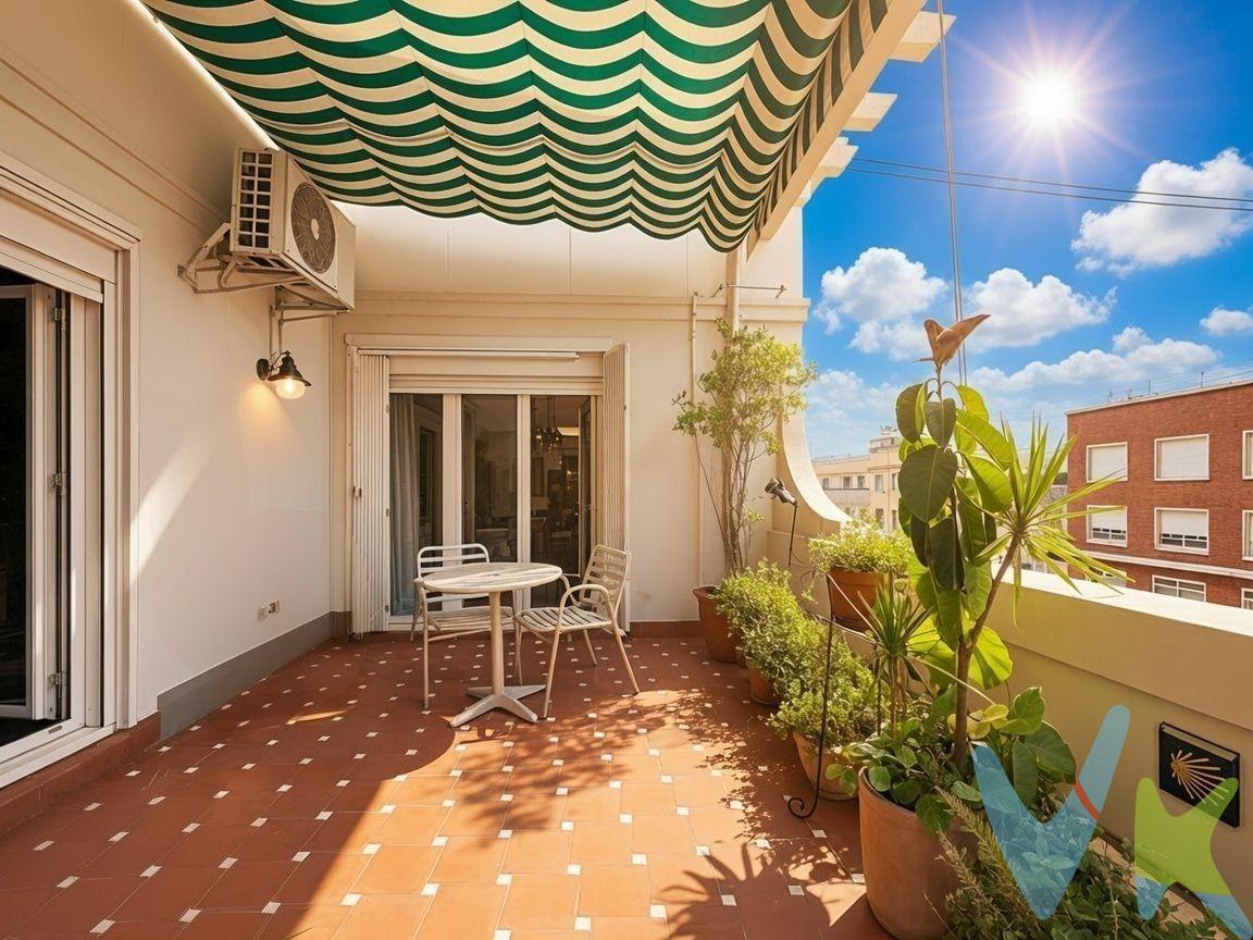 En la novena planta de un edificio histórico con ascensor y conserje, este ático de 300 m2 construidos (241 m2 útiles) combina la elegancia clásica con las comodidades de una vivienda pensada para vivirse con los cinco sentidos. Al llegar, la puerta blindada y el doble acristalamiento crean un espacio silencioso y protegido, alejado del ruido de la calle, mientras que los techos altos y los volúmenes generosos de la arquitectura original dan una sensación inmediata de amplitud al recorrerlo. La luz es protagonista: al ser una vivienda totalmente exterior y atravesante, cada estancia se ilumina de forma natural durante todo el día. . Desde las ventanas y la terraza de 13 m2 se contemplan vistas privilegiadas al Mercado Central y a los tejados históricos de la ciudad, un paisaje que cambia de tonos entre el día y la noche. La distribución ofrece dos salones-comedor con personalidades distintas: uno elegante junto a la entrada, ideal para recibir con conversaciones formales, y otro más cercano a la cocina—renovada y equipada en 2019—, pensado para la vida diaria y los momentos informales en familia. . Con cinco habitaciones amplias y tres baños, hay espacio de sobra para moverse, organizar y habitar cada rincón sin sensación de agobio. En la cubierta del edificio, un trastero privativo permite guardar sin ocupar espacio vital, y la calefacción central junto con el aire acondicionado garantizan una temperatura uniforme y agradable en cualquier época del año. Situado en pleno corazón del centro histórico de Valencia, este ático conecta el silencio y la calma de un hogar bien aislado con el pulso cultural, comercial y gastronómico de una de las zonas más vibrantes de la ciudad — una oportunidad única de ver, sentir y vivir Valencia. desde las alturas. VENTA:. PVP 1.100.000€. Gastos e impuestos no incluidos en el precio. La compra conlleva impuestos y gastos de formalización para el comprador. A título orientativo se informa que en segundas transmisiones el ITP con carácter general en Valencia es del 9%, pudiendo existir otros tipos impositivos atendiendo a las circunstancias personales del comprador u otras circunstancias previstas legalmente. Base imponible del impuesto el mayor valor entre el precio de compraventa, la tasación o el valor de referencia catastral. En cuanto a los gastos de notaría y registro, en su caso, suelen oscilar aprox. entre 1,5% y 2,5% (aranceles variables según precio, n.º de copias y complejidad). El comprador elige notario. Si el comprador precisase de hipoteca: tasación, condiciones y costes bancarios serán según entidad elegida por el comprador, así como los gastos de gestoría, y cualesquiera otros gastos inherentes a la formalización de la compraventa que legalmente correspondan a la parte compradora, salvo pacto expreso en contrario con el vendedor. El consumidor tiene, conforme a la normativa vigente, a su disposición información y documentación adicional relativa al inmueble y condiciones de la compraventa, que podrá ser consultada en C/Joaquín Costa 4, bajo 46005 Valencia o urbe2@remax.es. Honorarios de mediación inmobiliaria a cargo del COMPRADOR: (3% del precio final de venta más IVA (21%), salvo otro pacto.); y de VENDEDOR (según acuerdo con el mismo). Se informa al consumidor que la agencia actúa como intermediaria inmobiliaria en la operación, estando cualquier eventual compraventa y sus condiciones sujeta a la aceptación expresa del propietario-vendedor y a la posterior formalización del correspondiente contrato.