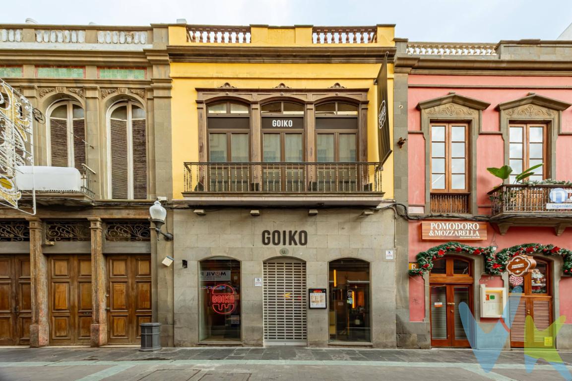 APTO PARA RIC. Oportunidad única para inversores! Gran potencial de Rentabilidad!. En plena Calle Mayor de Triana, la zona comercial y residencial más emblemática de la ciudad, y con una ubicación estratégica, nos encontramos este magnífico edificio, con dos fachadas de lujo, Calle Mayor de Triana y Calle Francisco Gourié. . Con un local en funcionamiento y rentando completamente restaurado con 313 m2 y un proyecto de 4 viviendas pendiente de ejecución, con 515 m2, para desarrollarlo a tu medida. Distribución actual:. PLANTA BAJA           LOCAL.-     312,71 m2. PLANTA PRIMERA    VIV 1A .-      75,36 m2.                                       VIV 1B.-      121,77 m2. PLANTA SEGUNDA   VIV 2A.-        79,01 m2.                                       VIV 2B.-      123,58 m2 (terraza 15,09m2). PLANTA ÁTICO          VIV 2A.-        79,01 m2. (terraza)                      VIV 2B.-      123,58 m2. Ubicado en un edificio de principios de Siglo XX, completamente rehabilitado, en disposición totalmente diáfana, con una arquitectura actualizada y excelentes materiales, está distribuido con muy buen criterio en dos plantas y a cuatro alturas, que se entrelazan en una escalera central. Tiene unas características especiales que lo hacen único, sus dos fachadas con grandes ventanales le aportan una buena luminosidad, y vistas al Teatro Pérez Galdós y a la Calle Mayor de Triana. Alta rentabilidad asegurada, ideal para residencial, habitacional o turístico. No dejes que se te escape esta Oportunidad! Contáctanos para más información y visitas. . 