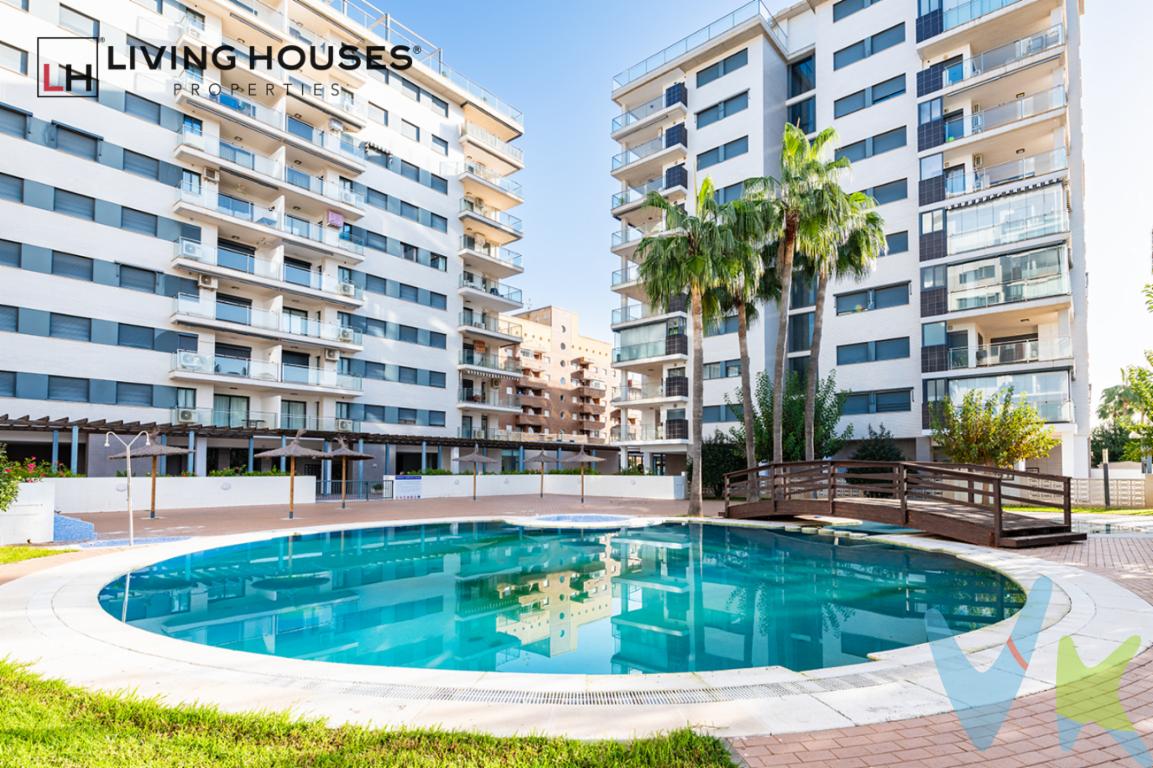  Presentamos una oportunidad excepcional para adquirir un encantador piso en venta ubicado en Marina d\'Or, en Oropesa del Mar. Esta propiedad se convierte en una opción ideal para aquellos que buscan un entorno costero sin renunciar al confort y las comodidades actuales. La vivienda, situada en la séptima planta de un edificio moderno, ofrece una superficie útil de 47 metros cuadrados, que se expande a 57 metros cuadrados construidos. Este metraje maximiza el espacio disponible, asegurando una distribución eficiente que favorece una vida cómoda y agradable.Al acceder a este piso, se percibe inmediatamente el cuidado diseño interior, complementado con un mobiliario elegante y electrodomésticos que están incluidos en la venta. La distribución comienza con una acogedora sala de estar que se convierte en el corazón del hogar, proporcionando un espacio ideal para el descanso y la relajación. Esta estancia, además, conecta directamente con una amplia terraza, desde donde se puede disfrutar de vistas panorámicas y de la suave brisa marina.La cocina, totalmente equipada y funcional, ha sido diseñada para optimizar cada rincón, permitiendo una experiencia culinaria óptima. Contigua a esta, se encuentra una habitación espaciosa que incorpora armarios empotrados, ofreciendo un almacenamiento práctico y suficiente. Un baño, elegante y moderno, está equipado con acabados de alta calidad que aseguran una experiencia confortable.Este apartamento no solo brinda comodidad en su interior, sino que también ofrece instalaciones comunitarias que elevan su valor. La presencia de una piscina comunitaria permite disfrutar de refrescantes baños en los calurosos días de verano. Además, la propiedad incluye un espacio de garaje y un trastero, proporcionando soluciones de almacenaje adicionales, así como la tranquilidad de contar con un lugar seguro para estacionar el vehículo.La ubicación de esta vivienda es inmejorable, beneficiándose de una excelente conectividad con el transporte público. La proximidad tanto a paradas de tren como de autobús facilita el desplazamiento hacia otras áreas, haciendo del día a día una experiencia sin complicaciones. Además, al estar en la reconocida área de Marina d\'Or, disfrutarás de un entorno lleno de vida y actividades recreativas, así como de una gran variedad de restaurantes, tiendas y servicios cercanos.El edificio dispone de ascensor, lo que garantiza un acceso cómodo a todas las plantas, especialmente útil para personas con movilidad reducida. Este aspecto, junto con las demás ventajas mencionadas, hacen de esta propiedad una opción especialmente atractiva tanto para aquellos que buscan una residencia vacacional como para quienes desean establecer su hogar habitual en un entorno apacible cerca del mar.No pierda la oportunidad de venir a visitar este piso, donde cada detalle ha sido cuidadosamente planteado para asegurar la máxima satisfacción de sus futuros residentes. Le invitamos a descubrir personalmente esta propiedad única y experimentar la calidad de vida que ofrece. Póngase en contacto con nosotros para concertar una visita y comenzar a imaginar su nueva vida en Oropesa del Mar. Aquí, el confort y la ubicación se combinan para ofrecerle un hogar verdaderamente especial. 