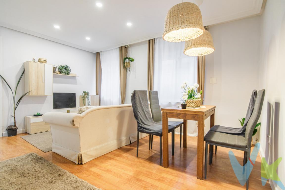 Piso venta en la Felguera Langreo.En el corazón de Felguera, se presenta una excepcional oportunidad para adquirir un acogedor piso que cumple con todas las expectativas de quienes buscan comodidad y calidad de vida. Situado en la primera planta sin ascensor.Con una superficie de 60 metros construidos, de los cuales 50 son útiles, este piso optimiza su espacioso diseño para ofrecer comodidad en cada rincón. Dispone de tres habitaciones, cada una diseñada para proporcionar máximo confort y tranquilidad. Se adaptan perfectamente a cualquier necesidad, ya sea para uso privado o como espacio de trabajo.Un salón-comedor bien iluminado se presenta como el centro neurálgico del piso, ideal para disfrutar del tiempo libre en un entorno acogedor. La cocina, equipada con todos los electrodomésticos necesarios, ofrece funcionalidad y estilo, permitiendo reunir a la familia para la preparación de comidas deliciosas. Además, el baño, perfectamente distribuido, complementa el conjunto de espacios destinados a garantizar una vida plena.Termo eléctrico nuevo 80L Instalación eléctrica nueva.Fontanería cambiada de hace 4 años.Tratamiento hidrófugo en las paredes lo que significa que se les ha aplicado un producto que repele el agua, impidiendo que la superficie la absorba, pero permitiendo que el muro \"respire\", es decir, que el vapor de agua del interior pueda salir, evitando así problemas de humedad, moho, deterioro y eflorescencias, y conservando el aspecto natural del material.Suelos de PVC climalit oscilobatientes.Reformado.El inmueble cuenta, además, con un práctico trastero, proporcionando almacenamiento adicional que es tan necesario para maximizar el espacio habitable. Al estar ubicado en una zona urbanizada y con todos los servicios al alcance, este piso se convierte en una opción ideal para quienes buscan un estilo de vida cómodo y práctico. A poca distancia del edificio se encuentran paradas de tren y autobús, lo que garantiza excelentes conexiones con el resto de la ciudad y con localidades cercanas, facilitando el desplazamiento diario.La ubicación es, sin duda, una de las grandes ventajas de este inmueble. Felguera es una zona en crecimiento constante, con servicios de ocio, comercio y educación a corta distancia, lo que le asegura vivir en un entorno que lo tiene todo. Desde el punto de vista inmobiliario, la propiedad se presenta como una inversión de valor seguro, ideal para quienes buscan estabilidad y aprecio en el tiempo.A tan solo 30 minutos de Gijón y 25 minutos de Oviedo.Para aquellos interesados en visitar esta extraordinaria propiedad, se recomienda concertar una cita para descubrir en persona todas las ventajas que este piso tiene para ofrecer. La satisfacción que se obtiene al recorrer cada espacio de este inmueble es incomparable y difícil de traducir en palabras. La sensación de calidez y bienestar es inevitable al entrar en la vivienda, convirtiendo una visita en una experiencia agradable y reveladora.No pierda la oportunidad de explorar esta propiedad única. Las visitas están disponibles a conveniencia, adaptándose a las necesidades de los interesados. Sin duda, esta es una oportunidad que se presenta pocas veces. Aproveche este momento para invertir en un hogar que le ofrecerá una vida plena y enriquecedora en Felguera.El precio de venta no incluye gastos de notaría, registro de la propiedad, gestoría, ni el Impuesto de Transmisiones Patrimoniales (ITP) o el IVA/AJD.