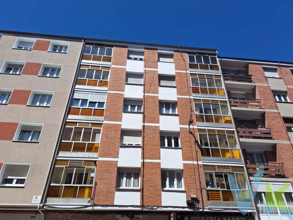 Piso disponible para venta con inquilino en la zona de Llano - Pryca, una de las áreas residenciales más buscadas de la ciudad. Este acogedor piso ofrece una excelente oportunidad para aquellos que buscan una combinación de comodidad, estilo y ubicación privilegiada. Tiene una excelente distribución, con amplio hall que hace de distribuidor, cuenta con dos dormitorios luminosos, uno exterior y el otro que da a un tranquilo patio de manzana muy soleado, un salón con terraza cerrada y vistas a la calle. La cocina comedor está totalmente equipada, una despensa en donde poder aumentar el almacenamiento y un baño con ducha. Los residentes del Llano tienen acceso a una amplia gama de servicios y comodidades al alcance de la mano. Tiendas, restaurantes, parques y más se encuentran a una cómoda distancia a pie. Las conexiones de transporte público son inmejorables, con paradas de autobús cercanas que facilitan el acceso rápido a cualquier rincón de Gijón.Reformado en 2024, actualmente se encuentra alquilado con contrato vigente, con una alta rentabilidad y con un inquilino solvente, cuidadoso y pagador, por ello este piso es ideal, inicialmente, para un inversor.Para apreciar todo el encanto y las magníficas características de este piso, le invitamos a visitarlo. Contemple en persona las posibilidades que este espacio le ofrece y descubra usted mismo lo que podría ser su próximo hogar en Gijón. Ponemos a su disposición toda la información necesaria y estamos aquí para ayudarle en cada paso de su proceso de compra. ¡Esperamos poder darle la bienvenida a una visita inolvidable!En el precio del inmueble no se incluyen los gastos de Notaría, Registro e Impuestos asociados a la operación.