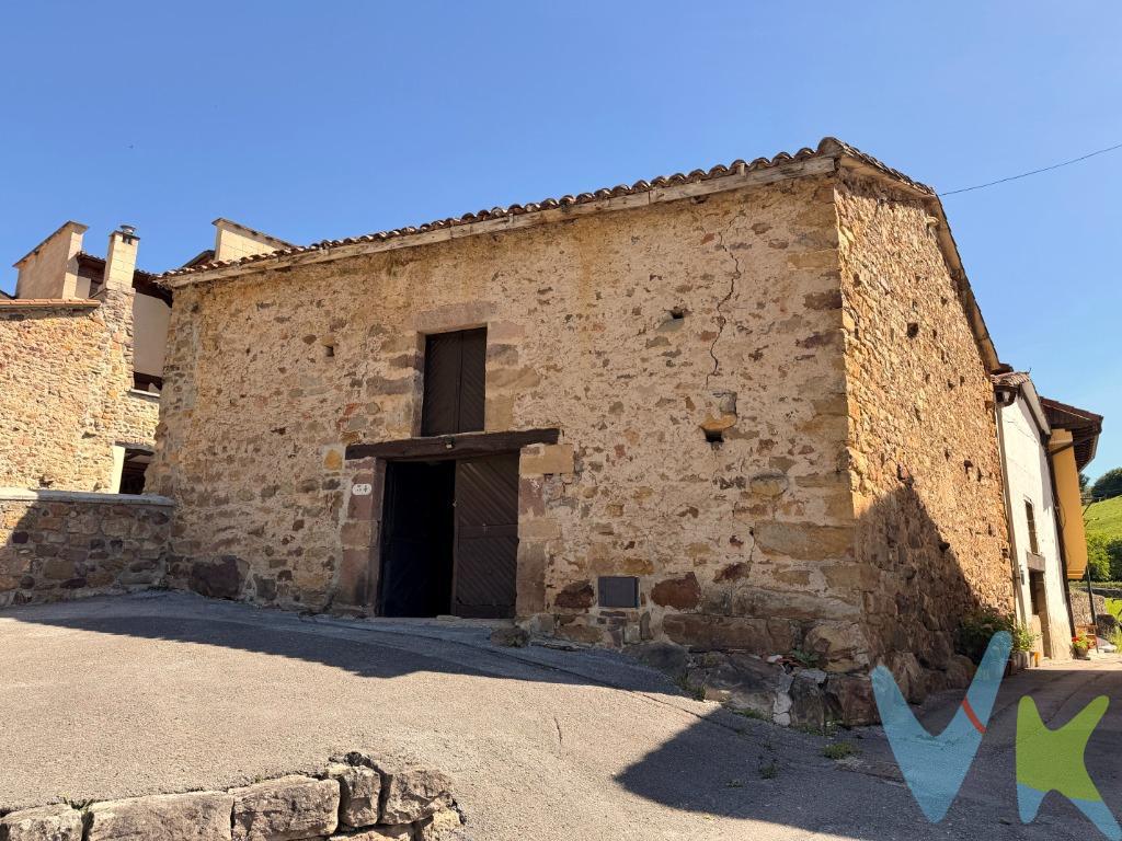 Imagínate despertar rodeado de montañas, con el sonido de un río cercano y la paz de un pueblo cuidado al detalle donde el tiempo parece detenerse. En Pujayo, elegido Pueblo de Cantabria en 2020, te espera esta joya por descubrir. Esta antigua cuadra de piedra y madera es la oportunidad perfecta para los amantes de la rehabilitación. Está completamente vacía, limpia y desescombrada, esperando a convertirse en ese loft rústico o segunda residencia con el que siempre has soñado. Al ser suelo urbano, su transformación en vivienda es totalmente viable. Olvídate de papeleos tediosos para empezar: la luz y el agua ya están de alta, y conectar el saneamiento es sumamente sencillo. Además, su espacio delantero te garantiza tener siempre aparcamiento en la misma puerta. Pujayo es un pueblo sin tráfico de paso, seguro, familiar y lleno de encanto, ideal para desconectar junto a la calzada romana y disfrutar de sus rutas. ¿Te animas a darle una nueva vida a esta estructura con tanta historia?. 