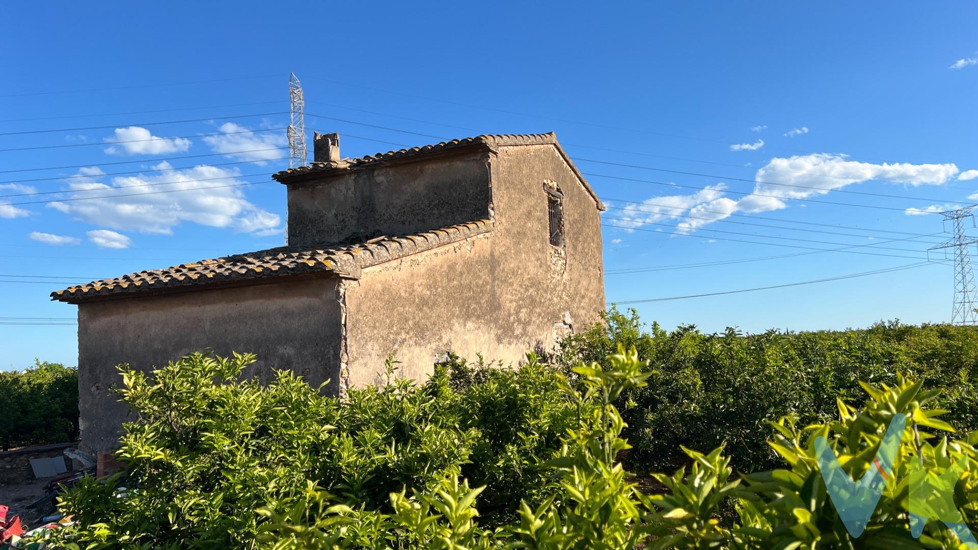 Ubicada muy cerca de la ciudad de Castellón, dentro del municipio de Castello de la Plana y a pocos minutos de la Costa del Azahar, esta finca rústica es una oportunidad única para los amantes del campo. Con un precio atractivo, ofrece accesos cómodos. La propiedad cuenta con una masía funcional ideal para almacenamiento o como punto estratégico durante las cosechas. Además, incluye un pozo que garantiza el suministro hídrico necesario; este año ha producido más de 70.000 Kg gracias al favorable clima local y a su adecuada preparación agrícola. Su forma regular facilita tanto el cultivo como el trabajo diario en ella y por supuesto la cosecha, convirtiéndola en opción perfecta no solo por su producción sino también por las ventajas hídricas que proporciona el Sindicato de Riegos. En cumplimiento de las obligaciones de información previstas en la Ley 10/2025, de 28 de. diciembre, de servicios de atención a la clientela y transparencia, así como en la normativa. sectorial vigente, se hace constar que el precio indicado no incluye los gastos e impuestos. inherentes a la adquisición, los cuales se desglosan a continuación:. - Impuesto sobre Transmisiones Patrimoniales (ITP): Se aplicará el tipo impositivo vigente en la. Comunidad Valenciana, generalmente el 10%, sin perjuicio de tipos reducidos aplicables según. las circunstancias personales del comprador o las características del inmueble. El impuesto se. devenga sobre el Valor de Referencia Catastral o el precio de venta, aquel que resulte superior. Para una información exhaustiva sobre el funcionamiento, tipos impositivos y bonificaciones del. ITP, puede consultar el portal oficial de la Agencia Tributaria autonómica en el siguiente enlace:. www.atv.gva.es/es/itpajd. - Gastos de Notaría: Los honorarios notariales se calcularán conforme al arancel oficial regulado. en el Anexo I, del Real Decreto 1426/1989, de 17 de noviembre, por el que se aprueba el arancel. Notarial. - Gastos de Registro: La inscripción en el Registro de la Propiedad se facturará según el arancel. oficial establecido en el Anexo I, del Real Decreto 1427/1989, de 17 de noviembre, por el que se. aprueba el arancel de los Registradores de la Propiedad. - Gastos de Gestión: Los honorarios por la tramitación administrativa, liquidación de impuestos e. inscripción registral, en el supuesto de ser a cargo de la agencia inmobiliaria, ascienden a 450€. (IVA incluido). - Honorarios Agencia del Vendedor: incluidos en el precio publicado. - Honorarios Agencia del Comprador: Se informa que eventualmente podrían existir honorarios. profesionales a cargo del adquirente, en aquellos casos en que se hubieran contratado. previamente los servicios específicos del encargo de compra y en ningún caso estarán. vinculados al precio. La agencia actúa exclusivamente como intermediaria en la operación. Cualquier compraventa y. sus condiciones quedan sujetas en todo caso a la aceptación expresa del propietario del. inmueble y a la posterior formalización del correspondiente contrato. El presente anuncio tiene. carácter meramente informativo; la información suministrada se corresponde con la disponible a. la fecha de publicación, pudiendo variar en función de las circunstancias o actualizaciones. legales, contractuales y fiscales.