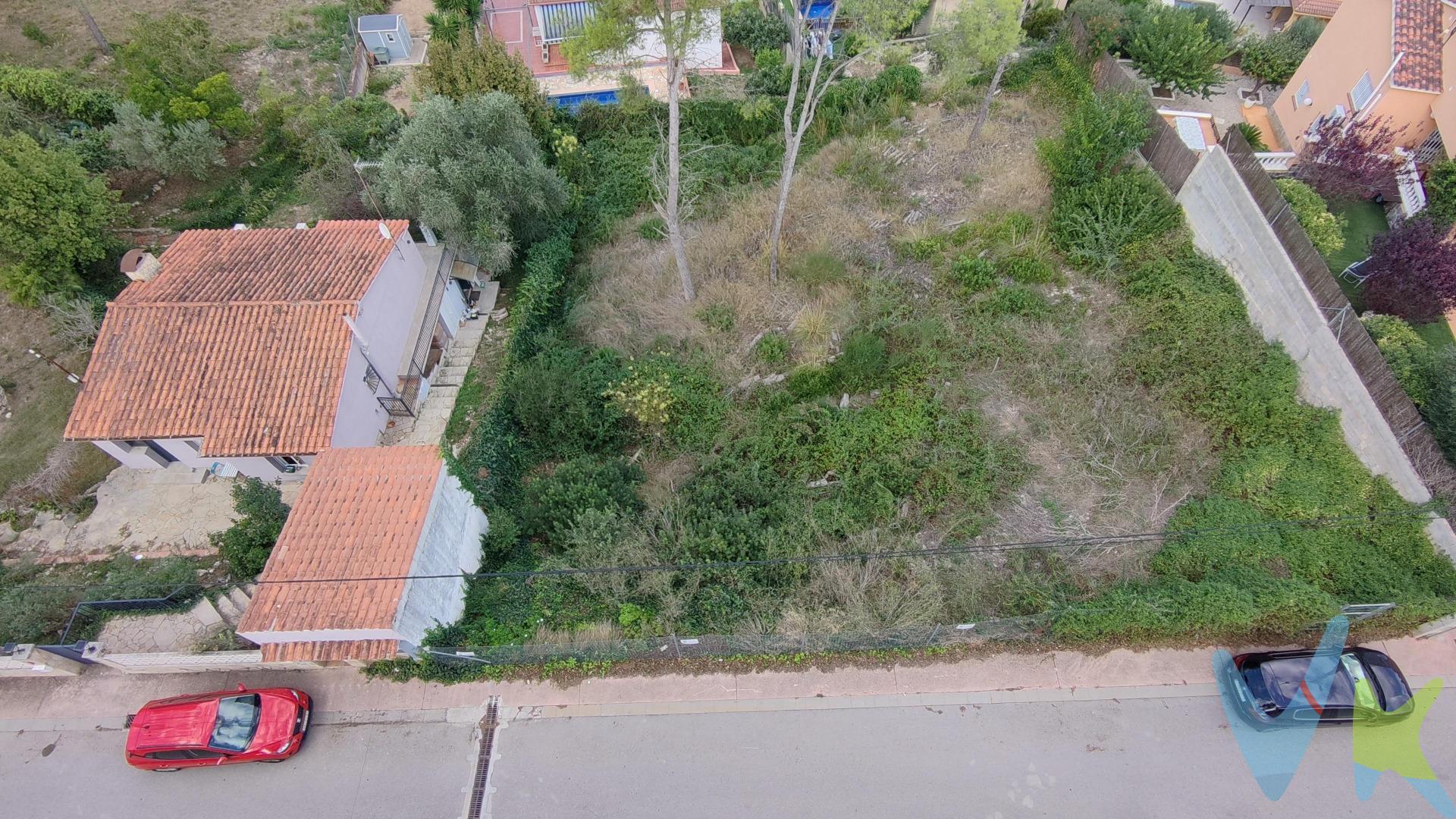 ¡Oportunidad única en Mas Mestre, Olivella! Parcela de 907 m² ideal para construir la casa de tus sueños. Con buena orientación, forma rectangular y prácticamente plana. Además, cuenta con fácil acceso en coche desde la entrada de la urbanización, ya sea por Más Milá o por Mas Mestre lo que te permitirá llegar cómodamente a tu nuevo hogar. ¡Haz realidad tu proyecto en un entorno tranquilo y privilegiado!. Normativa urbanística (Clave R6b) :. Parcela mínima 800m2. Edificabilidad máxima de 0,45m2/m2 terreno. Ocupación máxima de la parcela 30%. Espacio libre sin pavimentar: 45%. Fachada mínima de 20m2. Altura reguladora máxima 7.50m = Pb+1+sota cubierta . Distancia a vial 5m. Distancia fincas colindantes 3m. Uso permitido: Uso de vivienda familiar.