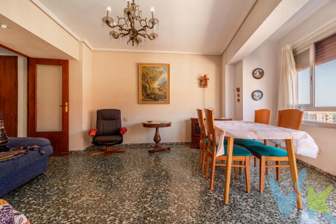 Piso en Avenida de la Constitución  Sant Antoni (La Saïdia), ValenciaEn el tramo de Avenida de la Constitución que atraviesa el barrio de Sant Antoni, dentro del distrito de la Saïdia, encontramos este piso en la séptima planta, en un edificio con la fisonomía propia de la Valencia de mediados del siglo pasado: bloques compactos, calles anchas y un tejido residencial estable, habitado durante décadas por las mismas familias.La zona respira vida de barrio: comercios de proximidad, colegios y centros de salud a poca distancia, y una intensa actividad vecinal. La avenida concentra numerosas líneas de autobús que conectan en minutos con el centro histórico al otro lado de los Jardines del Turia y con el resto de la ciudad, algo que se nota nada más salir del portal, con parada de bus prácticamente en la puerta. El propio cauce del Turia, con sus zonas verdes y carriles para caminar o pedalear, queda a un paseo corto.De la vivienda, lo primero que destaca es la superficie: 120 m² construidos y 107 m² útiles, distribuidos en cuatro habitaciones, salón, un baño completo y un aseo independiente, más dos balcones que abren el piso hacia la calle y dejan entrar luz por ambos frentes. Al ser el último piso del edificio, no hay vecinos por encima, lo que se traduce en más tranquilidad y en vistas despejadas sobre los tejados del barrio. Los armarios empotrados en los dormitorios liberan espacio de las habitaciones, pensados para el día a día de una familia. Cuenta con un total de 7 armarios, siendo 5 de ellos en el pasillo.  Es una vivienda que conserva la estructura y los acabados originales de 1971 suelos, carpintería, baños, por lo que el proyecto para quien la compre pasa por actualizar instalaciones y materiales a su gusto, con la ventaja de partir de una distribución amplia y bien resuelta, difícil de encontrar hoy en plantas de este tamaño en la zona.* En nuestra agencia contamos con el distintivo de Agentes de Intermediación Inmobiliaria de la Comunitat Valenciana (Número de registro RAICV 1394) y cumplimos con todos los requisitos que debe tener un profesional del sector inmobiliario. *Por mandato expreso del propietario, comercializamos este inmueble en exclusiva, lo que le garantiza el acceso a toda la información, a un servicio de calidad, un trato fácil, sencillo y sin interferencias de terceros. Si usted es agente inmobiliario y tiene un cliente para este inmueble, llámenos estaremos encantados de colaborar. *El precio indicado no incluye gastos ni otros conceptos. A tal efecto, se informa que al referido precio habrá que añadirle los gastos propios de la transmisión inmobiliaria, entre los que cabe enumerar los siguientes: honorarios notariales, impuesto al que se encuentre sujeta la transmisión (Impuesto sobre el Valor Añadido o Impuesto sobre Transmisiones Patrimoniales y Actos Jurídicos Documentados, según el caso), gastos de inscripción en el Registro de la Propiedad y honorarios de intermediación de la agencia inmobiliaria.  *¿Qué te ofrecemos en nuestra agencia?  - Agilizamos y hacemos más cómodo el proceso. - ¡Nos ocupamos de todo! Cero preocupaciones. - Recibe apoyo legal y fiscal durante todo el proceso. - Experto inmobiliario 100% a tu lado. - Asistencia post venta ¡Seguimos a tu lado! 