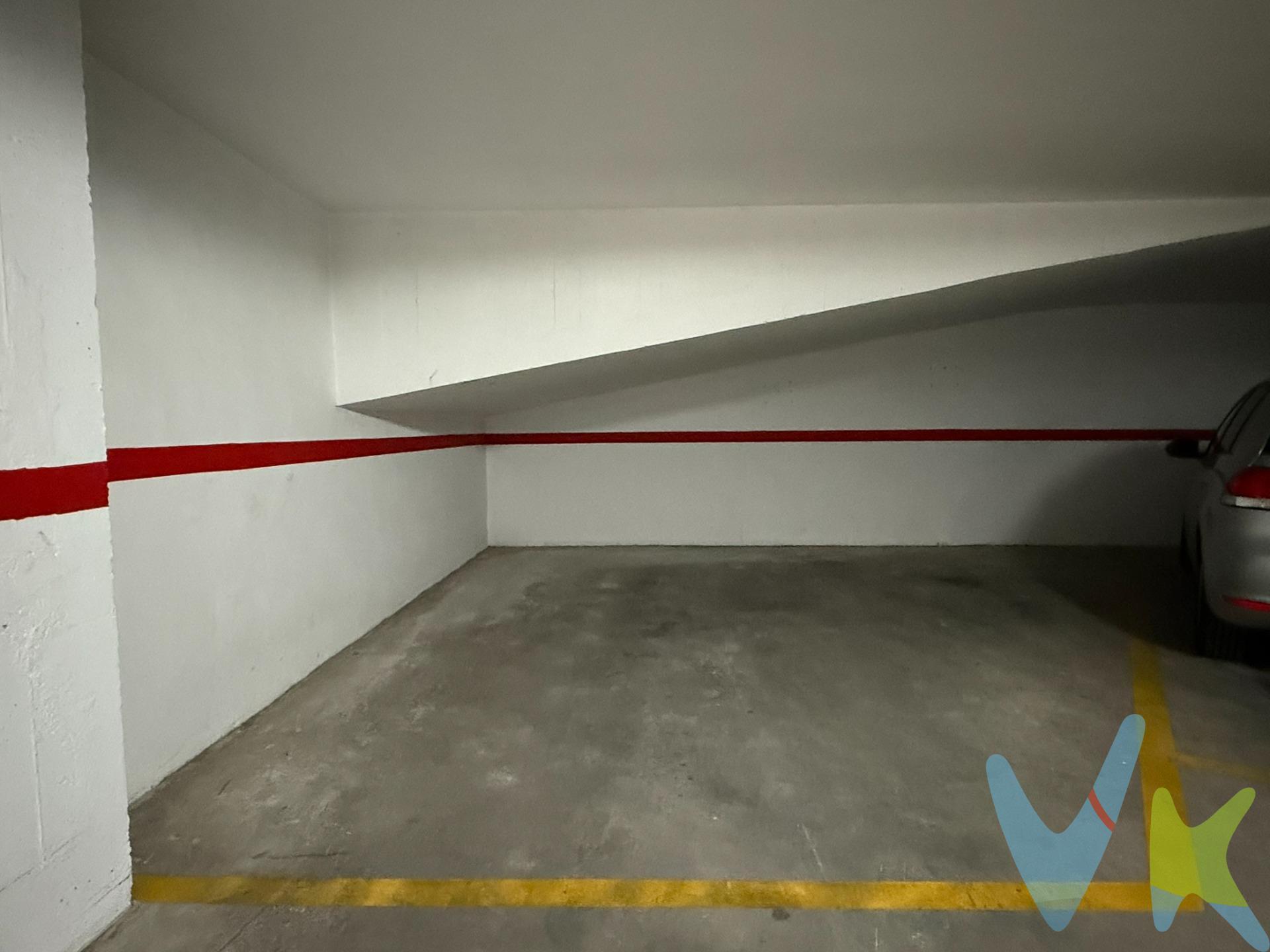 PLAZA DE PARKING EXTRA GRANDE EN SAN ANDRÉS, MURCIA. Descubre esta amplia plaza de aparcamiento, una oportunidad única en el barrio de San Andrés, justo detrás del Centro de Salud y del Centro de Especialidades. Ubicada en la planta de garaje del edificio de Calle Huerto Pomares, 4, esta propiedad destaca por su tamaño excepcional y su ubicación estratégica, ideal para residentes, trabajadores y propietarios de negocios en la zona. CARACTERÍSTICAS DE LA PLAZA – ¡No olvides consultar las fotos!. Plaza de aparcamiento extra grande: Superficie útil estimada de 25 m², con forma irregular que permite aparcar cómodamente un coche y una moto. Según catastro, la superficie construida es de 38 m², y en escrituras consta una superficie construida de 41,45 m². Pared colindante a la izquierda: Aunque tiene una pared lateral, esta se encuentra en la parte más baja del garaje, por lo que no interfiere en la maniobra. Gracias a su amplio ancho, se puede aparcar más hacia la derecha, facilitando el acceso y la comodidad. Ubicación cómoda dentro del garaje: Situada bajo la rampa, en una posición protegida y de fácil maniobrabilidad, aunque no está justo al entrar. BARRIO DE SAN ANDRÉS: VIDA URBANA Y COMODIDAD. Entorno residencial consolidado: Barrio tranquilo y bien comunicado, con todos los servicios a mano. Cercanía al centro: A pocos minutos caminando del corazón de Murcia. Conectividad excelente: Muy próximo a la estación de autobuses y rodeado de centros médicos, comercios y zonas verdes. VALOR COMO INVERSIÓN. Esta plaza de aparcamiento representa una propiedad estratégica en una zona con alta demanda de estacionamiento. Su tamaño y ubicación la hacen especialmente atractiva para quienes trabajan en el centro o en los servicios sanitarios cercanos. Además, su amplitud permite usos versátiles, como aparcar varios vehículos o utilizar parte del espacio como trastero. NOTA. Los gastos de compra no están incluidos en el precio de venta. Comercializamos este inmueble en multiexclusiva. Se ruega no molestar a la propiedad y/o vecinos. La oferta puede cambiar sin previo aviso. Este anuncio es informativo y no contractual. Para condiciones distintas a las expuestas, consúltenos posibilidades.