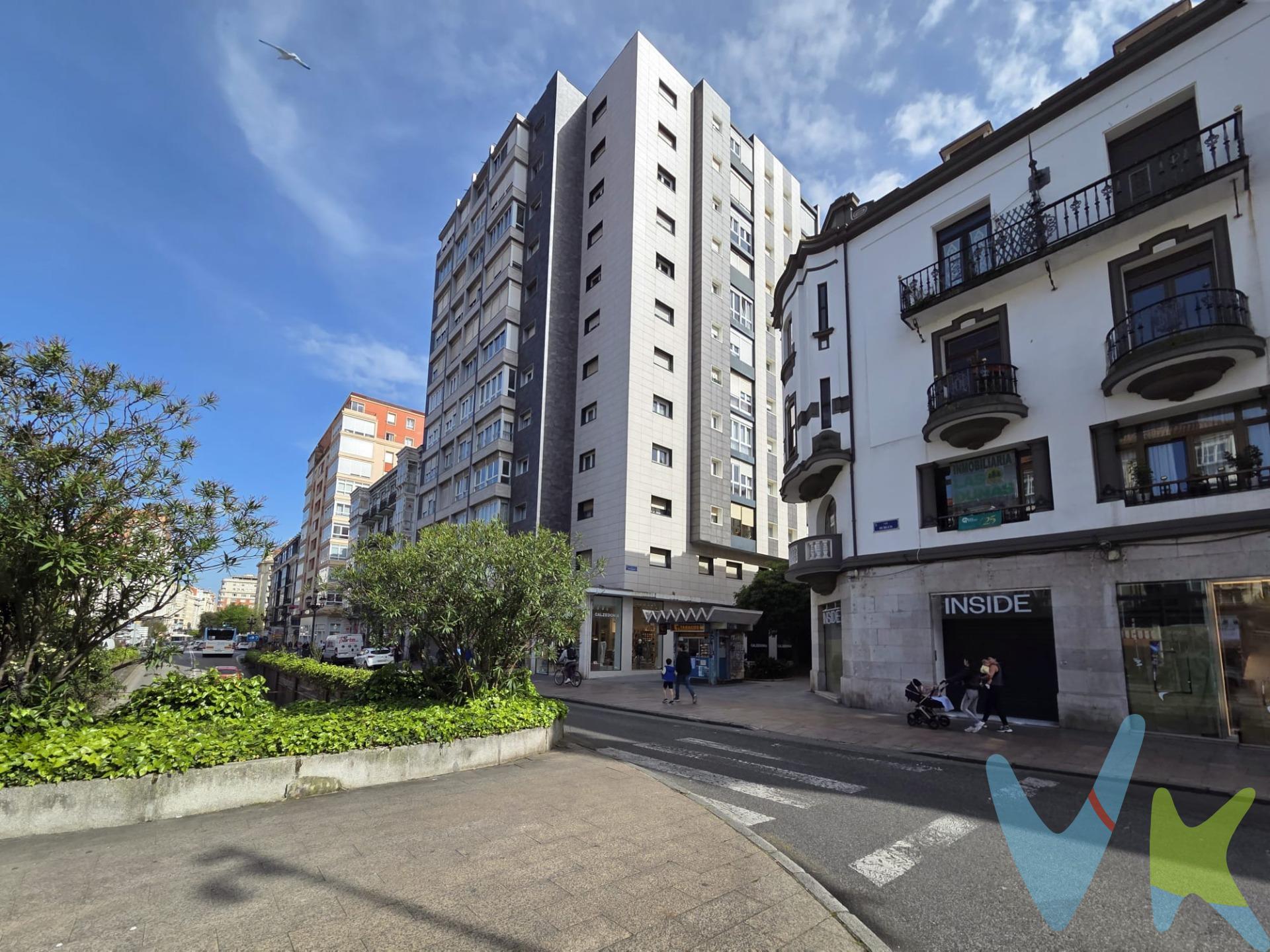 UN HOGAR A TU MEDIDA. Con todo lo que busca alguien que quiere vivir en el centro: LUMINOSIDAD Y SOL, ALTURA, VISTAS DESPEJADAS Y ESPACIO PARA TU FAMILIA. Os presento en exclusiva este fantástico piso ubicado en pleno centro de Santander, a escasos metros del Ayuntamiento, con todos los servicios a pie de calle y con la ventaja de tener un parking público al lado. . Una vivienda situada en un OCTAVO piso, en una finca actualizada, con fachada ventilada y cubierta renovadas, con orientación ESTE-OESTE, destacando por ser de lo más soleada y luminosa, gracias también a sus buenos ventanales. Se trata de un piso que reúne las condiciones más que correctas de habitabilidad, con todos los servicios en funcionamiento, cocina en perfecto estado, así como baños, ventanas, calefacción, etc., por lo que si únicamente quieres darle un toque más moderno con los muebles es una opción muy válida, así como también admite un cambio total si quieres redistribuir los espacios. En este momento la vivienda está distribuida en una amplia zona de COCINA-COMEDOR, distribuidor de almacenaje, SALÓN, 2 DORMITORIOS y 2 BAÑOS, aunque aportamos el plano original con 3 habitaciones, así como propuestas para aprovechar los metros adaptándonos al estilo de vida actual. Conoce toda la información leyendo la ficha y con el reportaje de fotos, vídeo y propuestas de actualización y contacta conmigo si quieres verlo en persona. * No cobramos honorarios al comprador. *Impuestos y gastos de notaría y Registro no incluidos en el precio de venta. . 