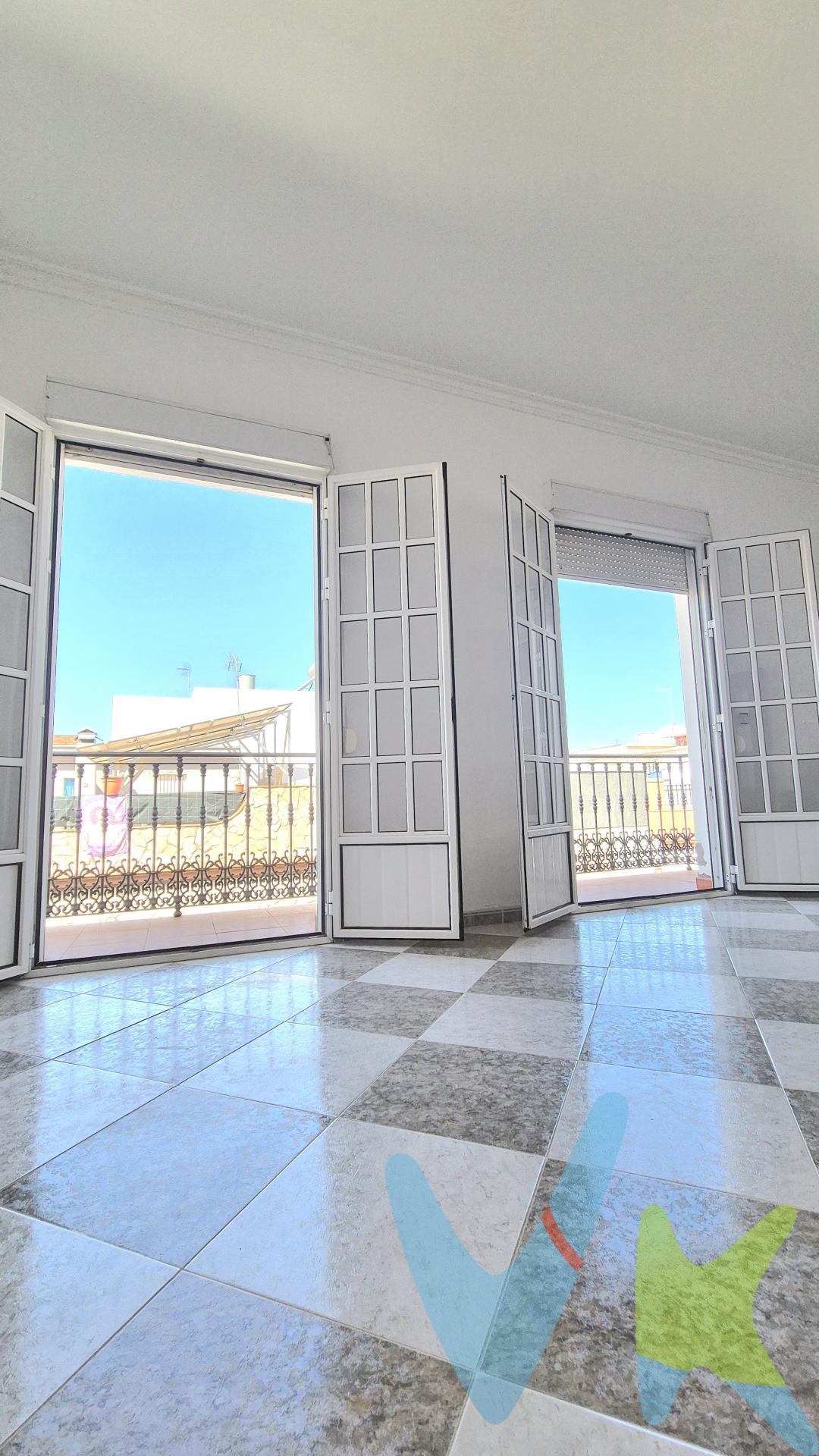 PRECIO DE VENTA: [168.000 + GASTOS] €. Esta encantadora casa adosada de dos plantas combina amplitud, luz y tranquilidad en un entorno ideal para disfrutar de la vida con calma. Situada en una calle muy tranquila, ofrece una sensación de hogar desde el primer momento. Cuenta con cuatro dormitorios espaciosos y luminosos, perfectos para el descanso y la vida familiar, además de dos cuartos de baño completos que aportan comodidad y funcionalidad. La cocina, amplia y práctica, se abre a un bonito patio interior, un espacio acogedor que invita a relajarse, disfrutar de comidas al aire libre o compartir buenos momentos. Desde este patio se accede directamente a la azotea, un espacio espectacular y soleado, ideal para crear una zona chill-out, disfrutar de reuniones con amigos o simplemente contemplar las puestas de sol. La vivienda también dispone de un balcón y de dos patios, que llenan cada rincón de luz y ventilación natural, aportando una sensación de frescura y bienestar. A nivel de calle se encuentra el amplio garaje de 121 m², con su propio aseo, un espacio versátil que ofrece múltiples posibilidades: puede convertirse fácilmente en un taller, un estudio, una zona de ocio o incluso en una vivienda independiente. Cada detalle de esta casa está pensado para disfrutar del confort, la luz y la tranquilidad. Es un hogar lleno de vida, listo para adaptarse a tus sueños. Las imágenes muestran la propiedad real con una decoracón digital añadida para facilitar la visualización de los espacios. En cumplimiento de las obligaciones de información previstas en la Ley 10/2025, de 28 de diciembre, de servicios de atención a la clientela y transparencia, así como en la normativa sectorial vigente, se hace constar que el precio indicado no incluye los gastos e impuestos inherentes a la adquisición, los cuales se desglosan a continuación:. •	Impuesto sobre Transmisiones Patrimoniales (ITP): Se aplicará el tipo impositivo vigente en la Comunidad Autónoma de Andalucía, generalmente el 7% (11.760€), sin perjuicio de tipos reducidos del 3,5%, 1,2% o 1% aplicables según las circunstancias personales del comprador o las características del inmueble). El impuesto se devenga sobre el Valor de Referencia de Catastro o el precio de venta, aquel que resulte superior. •	Gastos de Notaría: Los honorarios notariales se calcularán conforme al arancel oficial regulado en el Anexo I, del Real Decreto 1426/1989, de 17 de noviembre, por el que se aprueba el arancel Notarial. •	Gastos de Registro: La inscripción en el Registro de la Propiedad se facturará según el arancel oficial establecido en el ANEXO I, del Real Decreto 1427/1989, de 17 de noviembre, por el que se aprueba el arancel Notarial. •	Gastos de Gestión (Gestoría): Los honorarios por la tramitación administrativa, liquidación de impuestos e inscripción registral ascienden aproximadamente a [545] € (IVA incluido). •	Honorarios Agencia del Vendedor: incluidos en el PVP. •	Honorarios Agencia del comprador: La agencia prestará los servicios de información, asesoramiento y acompañamiento previstos en el Encargo de Servicios y en el D.I.A. Si solicita servicios adicionales o personalizados, sus honorarios serán informados previamente, de forma individualizada y por escrito, conforme a la libertad de pactos y a la normativa vigente. NO VINCULADOS AL PRECIO DE COMPRA. Para una información exhaustiva sobre el funcionamiento, tipos impositivos y bonificaciones del ITP en Andalucía, puede consultar el portal oficial de la Agencia Tributaria de la Junta de Andalucía en el siguiente enlace:. https://www.juntadeandalucia.es/organismos/economiahaciendayfondoseuropeos/areas/tributos-juego/tributos/paginas/impuestos-cedidos-transmisiones.html; . Documento D. I. A. a disposición del consumidor según Decreto 218/2005 Junta de. Andalucía. 