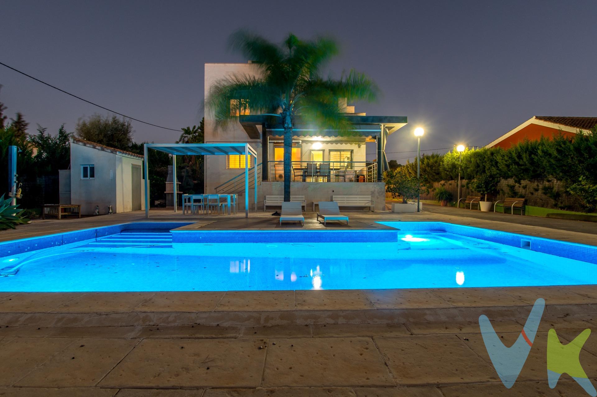 Crea el hogar que siempre has soñado en urbanización Los Conejos, Molina de Segura, donde la tranquilidad se mezcla con el confort moderno, se encuentra este chalet que redefine la palabra hogar. Una parcela de 1.100 metros cuadrados rodeada de verde, con piscina, jardín y una zona de barbacoa perfecta para disfrutar de los domingos en familia o reuniones con amigos al atardecer. Al entrar, el salón a doble altura llena el espacio de luz natural y amplitud, creando una sensación de libertad. La cocina, amplia y con acceso directo al porche y la piscina, se convierte en el corazón de la casa, donde se comparten risas y buenos momentos. En la planta baja, dos dormitorios y dos baños aportan comodidad y funcionalidad al día a día. Y en la planta superior, dos dormitorios más, un baño y un estudio te permiten trabajar, crear o simplemente soñar con vistas al entorno. Un hogar moderno, lleno de vida y rodeado de naturaleza. Un espacio para disfrutar cada día como si fuera vacaciones.