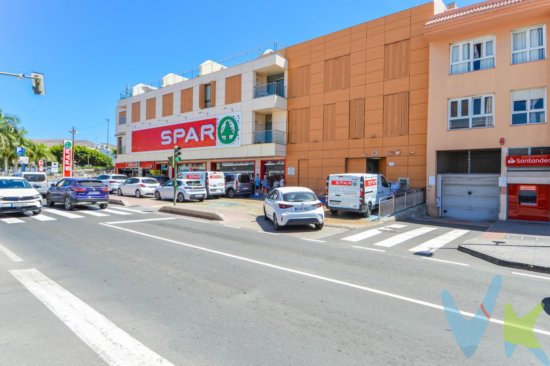 ¿Cansado de perder tiempo buscando sitio? Te presentamos esta fantástica plaza de garaje en un edificio céntrico y residencial. Situada al lado de la avenida principal y próximo a todas las áreas de servicios. Llegar a casa o al trabajo y aparcar a la primera ya no será un lujo. Perfecta para residentes, trabajadores o inversores. Acceso directo desde la calle; entra y sale cómodamente sin complicaciones gracias a su puerta / llave automática. Protege tu vehículo del sol y el salitre dentro de una comunidad cuidada. Segundo acceso por las escaleras del edificio hasta la planta del garage. . * Espacio (17,20 m²): Espaciosa y versátil, ideal para aparcar un coche turismo o una moto cómodamente. * Gastos mínimos: * Comunidad: solo 84,48 € / año (aprox. 7 €/mes) * IBI: tan solo 44 € / año. * Visitas a la propiedad*: Todos los interesados en ver la propiedad deberán presentar un documento de identificación válido, como DNI, NIE o pasaporte, antes de la visita. Además, se requerirá que firmen una hoja de visita al ingresar a la propiedad. INFORMACION ADICIONAL:. - El uso de la propiedad estará siempre sujeto a la legislación vigente. - Información legal: El Precio de Venta al Público (PVP) no incluye impuestos ni gastos de escritura, que legalmente corresponden al comprador y se estiman entre un 8% y 10% adicional. Estos costes comprenden el ITP (6,5% general, sujeto a excepciones) en viviendas de segunda mano, o IGIC (7%) y AJD (1%) en obra nueva, además de aranceles de Notaría y Registro (aprox. 0,3% - 0,8%) y gestión documental. La base imponible se calculará sobre el mayor valor entre el precio de venta, la tasación o el valor de referencia catastral. Los gastos derivados de la financiación (tasación y gastos bancarios) corren a cargo del comprador según su elección, mientras que los honorarios de intermediación inmobiliaria están incluidos en el precio y son asumidos por el vendedor. Operación sujeta a aceptación expresa del vendedor e información legal completa a disposición del consumidor. - La información sobre la propiedad está sujeta a posibles errores y cambios involuntarios. 