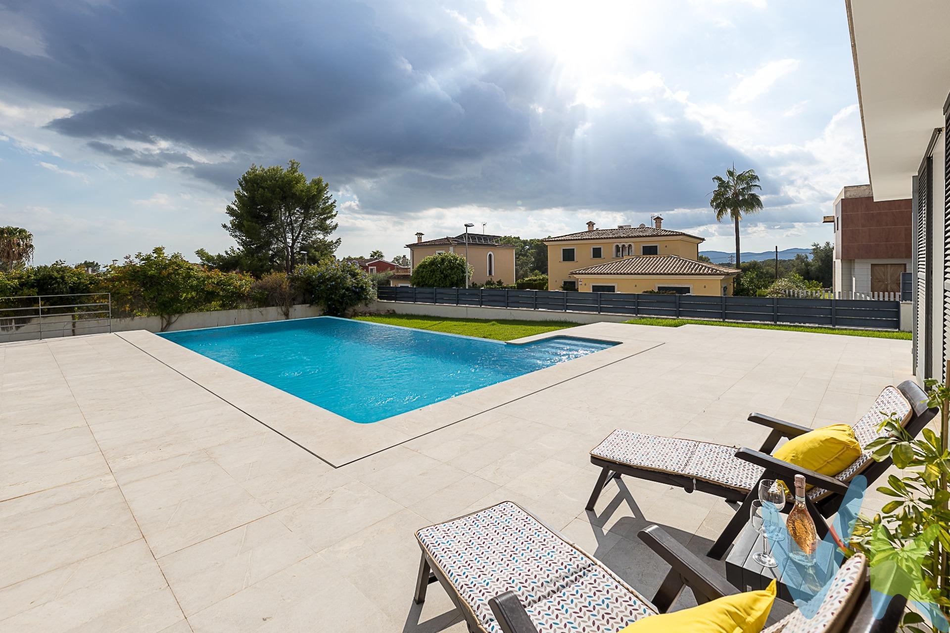 Agencia inscrita en el Registro Oficial de Agentes de la Propiedad Inmobiliaria de las Islas Baleares. Inscripción: GOIBE731396/2024. (ROAIIB). Presentamos este espectacular chalet ubicado en la exclusiva urbanización de Sant Marçal, una de las zonas residenciales más cotizadas de Marratxí, a escasos minutos de Palma. Diseñado y construido meticulosamente para uso propio, donde cada detalle ha sido pensado con una única meta: alcanzar la máxima comodidad, disfrute y funcionalidad total. Esta no es una casa, es el resultado de un proyecto de vida concebido sin reparar en medios, creando un hogar de lujo sereno y práctico. La propiedad se encuentra en una parcela de 1.141,03 m² y dispone de una superficie construida de aproximadamente 490,03m², distribuidos en espacios amplios, funcionales y muy luminosos gracias a su excelente orientación oeste y a los grandes ventanales, que garantiza luz natural durante todo el día. Se distribuye de la siguiente manera: . Planta baja: Cocina de concepto abierto integrada al salón-comedor con chimenea, con acceso directo al porche cubierto, la piscina y el jardín. Dispone de 3 dormitorios dobles uno con baño en suite y vestidor, un baño completo y un aseo de cortesía. Planta superior: Un dormitorio doble, un baño completo y una sala multifuncional (ideal como despacho, sala de juegos o gimnasio) y una amplia terraza solárium con preciosas vistas. Sótano: Garaje con capacidad para 3 vehículos, sala técnica, vestidor y baño completo con acceso directo desde la piscina. Situada en una zona tranquila y bien comunicada, esta vivienda ofrece proximidad a colegios, farmacias, supermercados y todos los servicios necesarios para el día a día. Un entorno ideal para familias que buscan tranquilidad y calidad de vida sin renunciar a la cercanía con Palma. . El precio de venta del inmueble es de 1.950.000€. Este importe incluye los honorarios de la agencia inmobiliaria, que serán abonados por la parte vendedora. El precio no incluye los impuestos aplicables a la transmisión, que podrán ser el Impuesto de Transmisiones Patrimoniales (ITP), el Impuesto sobre el Valor Añadido (IVA) o el Impuesto de Actos Jurídicos Documentados (AJD), según corresponda. Estos impuestos se calculan sobre el precio final de compraventa y varían en función de las circunstancias personales del comprador —por ejemplo, la edad— y de las características de la operación —tipo de inmueble, posibles ayudas o subvenciones—. A modo orientativo, en caso de resultar aplicable el ITP, su importe ascendería a 204.000€. El precio tampoco incluye los gastos notariales y registrales, cuyo importe como mínimo, se sitúa en torno al 2% del precio del inmueble. Los impuestos deberán abonarse en el momento de la compraventa en el caso del IVA, y en un plazo máximo de 30 días desde la firma de la escritura en el caso del ITP o el AJD. Los gastos notariales y registrales deberán abonarse en el momento de la recepción de la escritura pública. Si tiene cualquier duda al respecto, no dude en contactar con nosotros. . 