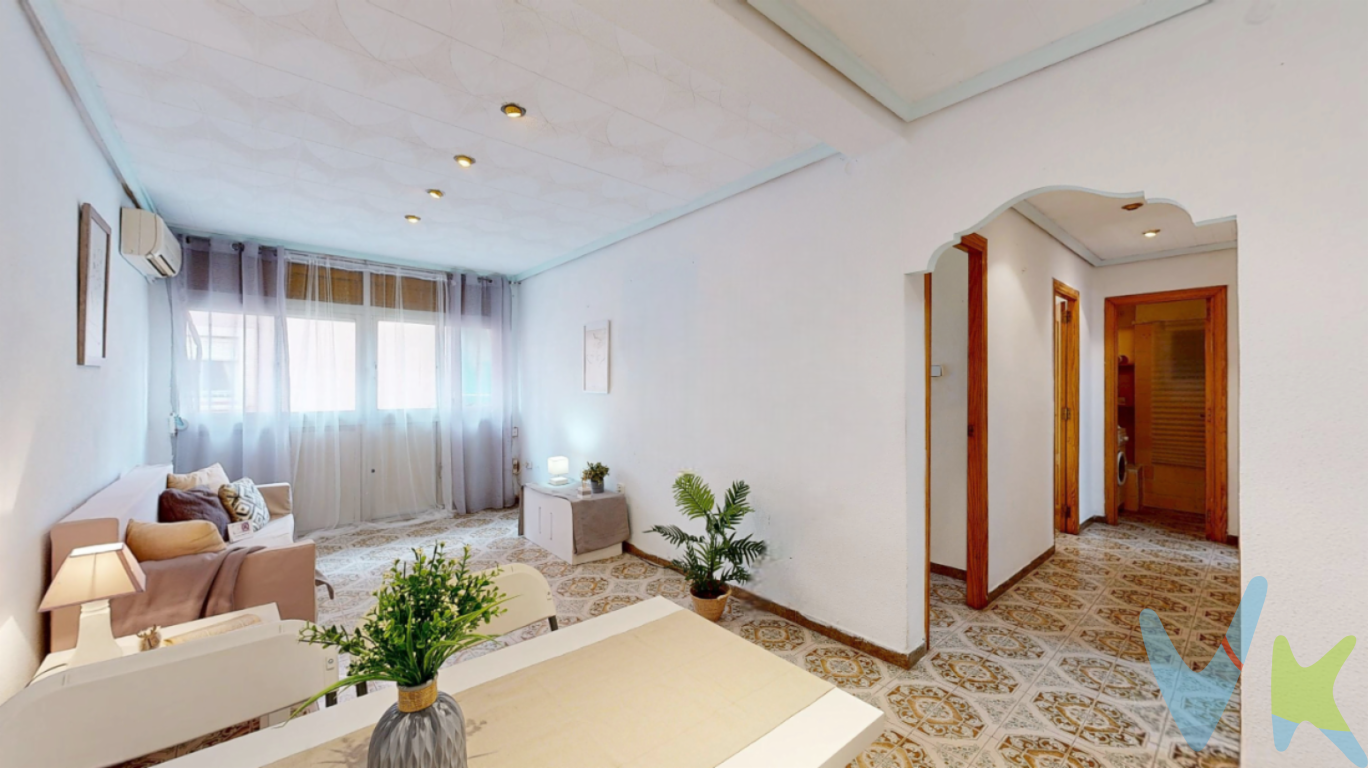 Piso con ascensor en el centro de Alaquás  Vivienda de 70m² distribuidos en amplio salón-comedor, cocina independiente con galería, 2 habitaciones, gran baño completo y cuarto trastero con lavapies.  Hay viviendas que simplemente se visitan y otras que se sienten desde el primer momento. Esta es una de ellas.  Un espacio pensado para disfrutar del día a día, donde cada estancia invita a parar, respirar y compartir su luz, amplitud y una distribución que fluye de forma natural y hacen que esta vivienda resulte cómoda, acogedora y muy fácil de vivir.  Aquí las mañanas empiezan con calma, las comidas se alargan sin mirar el reloj y las tardes se convierten en momentos que apetece repetir. Cada rincón está pensado para ofrecer bienestar, ya sea descansando, trabajando desde casa o disfrutando en compañía.  Ubicada en una zona que aporta tranquilidad sin renunciar a la cercanía de todos los servicios, esta vivienda es ideal tanto para quienes buscan su hogar definitivo, los que deciden independizarse, como para quienes valoran una buena inversión con alma.  Si buscas algo más que metros cuadrados, si buscas un lugar al que llamar hogar, ... esta vivienda puede ser exactamente lo que estabas esperando.  Llámanos y te acompañaremos en todo el proceso de compra.   Si tienes que vender antes tu vivienda, llámanos y te asesoramos cómo hacerlo para además tener los mínimos gastos posibles y todas las garantías.  Agencia Registrada con el nº00516 en el Registro Obligatorio de Agentes Inmobiliarios de la Comunidad Valenciana    Por mandato expreso del propietario, COMERCIALIZAMOS ESTE INMUEBLE EN EXCLUSIVA, lo que le garantiza el acceso a toda la información, a un servicio de calidad, un trato fácil, sencillo y sin interferencias de terceros. Por este motivo, se ruega NO MOLESTAR AL PROPIETARIO, a los ocupantes de la propiedad o a los vecinos. Muchas gracias por su comprensión.   La oferta está sujeta a cambios de precio o retirada del mercado sin previo aviso. Este anuncio en su conjunto, incluyendo textos, fotos, imágenes o cualquier otro contenido de este, no es vinculante dado que la información es ofrecida por terceros y puede contener errores. Se muestra a título informativo y no contractual.  El precio del inmueble no incluye los honorarios de la agencia que ascienden al 4%+IVA del precio final del inmueble, ni los gastos de notaría y registro de la propiedad (que están sujetos a aranceles y varían dependiendo del precio de escrituración), ni los impuestos (que en la Comunitat Valenciana varían dependiendo del precio del inmueble y de las características personales del comprador).  Esta propiedad se pone a la venta con toda la documentación comprobada y en regla, por lo que ofrecemos GARANTIAS a los compradores.