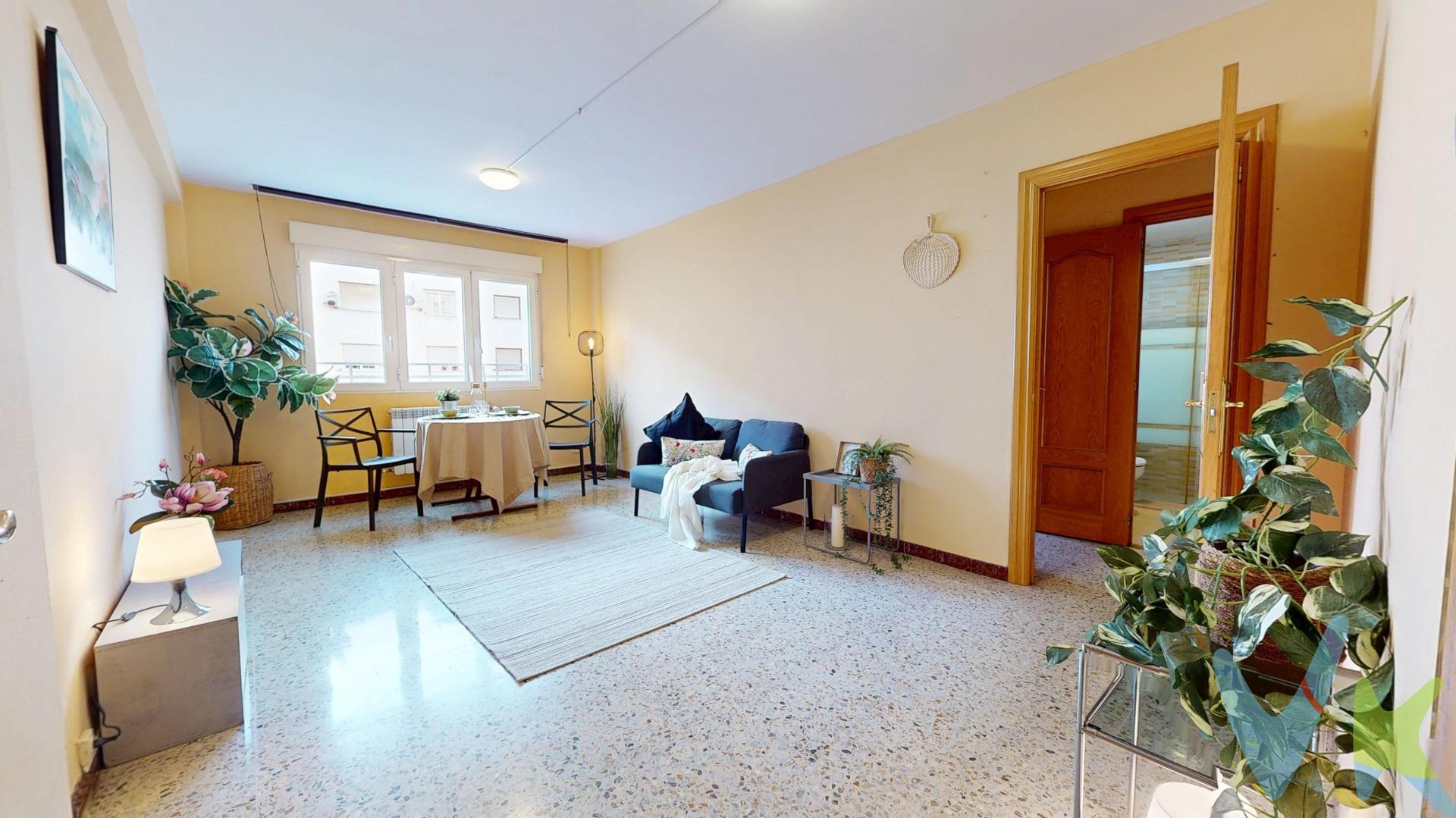 Calle Tenor Gayarre justo al ladito de Parque Roma y a dos pasos de la vibrante avenida Madrid, una joya escondida en una ubicación que lo tiene todo. 🏡 Hogar cálido y listo para entrar a vivir, con 3 dormitorios llenos de luz natural, un salón acogedor donde caben todas tus tardes de peli y manta, una cocina práctica y funcional para tus mejores recetas, y un baño cómodo. 🚗 ¿Tienes coche? ¡Perfecto! Porque tienes plaza de garaje de acceso directo. Sube y baja del ascensor sin mojarte ni en un día de tormenta. 🛒 ¿Necesitas pan, leche o caprichos de último minuto? A menos de un minuto tienes supermercado en la misma calle. 🚍 Conectividad 10/10: varias líneas de autobús pasan cerca, estás a un paso de la Estación Delicias y tienes un acceso rápido a la Z-40, perfecto para escapar de la ciudad o llegar en un momento a cualquier punto de Zaragoza. 🌳 Y si eres de los que aman pasear, hacer deporte o simplemente respirar aire fresco, el parque de la Aljafería te espera a la vuelta de la esquina. ✨ En resumen: un piso con ubicación estratégica, con lo esencial para mudarte desde el primer día, ideal tanto si buscas tu primer hogar como si quieres invertir. ¿Te lo vas a perder? 🏃‍♀️🏃‍♂️. ¡Llámanos y ven a verlo antes de que nos lo quiten de las manos!