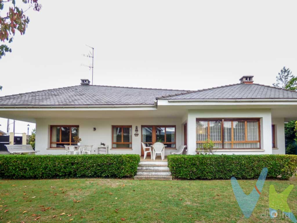 EXCLUSIVA CASA INDEPENDIENTE EN SOMIÓ | 1.000 m² DE PARCELA | A POCOS MINUTOS DE LA PLAYAPrivacidad, amplitud y una ubicación privilegiada en una de las mejores zonas de Somió.En una de las zonas más exclusivas y demandadas de Somió, se encuentra esta magnífica vivienda independiente de 280 m² construidos, asentada sobre una parcela de aproximadamente 1.000 m².Su ubicación es uno de sus grandes atractivos: a pocos minutos caminando de la playa y con parada de autobús de la línea 10 enfrente, ofreciendo una excelente comunicación con el centro de Gijón.La vivienda se distribuye principalmente en una sola planta, lo que proporciona una gran comodidad y funcionalidad en el día a día.Dispone de un amplio salón, cocina, despensa, cinco dormitorios y cuatro baños. El dormitorio principal cuenta con baño en suite, mientras que otro de los dormitorios dispone también de baño incorporado y se encuentra situado junto a la cocina. Por su ubicación y características, este espacio ofrece una gran versatilidad y puede utilizarse como despacho, dormitorio de invitados, habitación de servicio o espacio independiente para familiares.Un detalle especialmente destacable es que los cuatro baños disponen de ventana, proporcionando ventilación y luz natural.La vivienda cuenta además con una amplia terraza orientada al sur y cubierta, un espacio especialmente agradable para disfrutar del exterior durante todo el año. Al estar cubierta, permite mantener el mobiliario protegido de la lluvia y utilizarla como una auténtica prolongación de la vivienda.En la planta semisótano se encuentra el garaje, además de la sala de caldera y diferentes espacios destinados a almacenamiento, ofreciendo una importante capacidad auxiliar.La parcela, de aproximadamente 1.000 m². Uno de los elementos que contribuyen especialmente a la privacidad de la propiedad es su cerramiento frontal hacia la calle, formado por un tradicional muro de piedra de aproximadamente 3 metros de altura. Los restantes linderos están delimitados mediante malla y cerramiento vegetal, proporcionando intimidad y una agradable integración con el entorno ajardinado.La casa se encuentra en buen estado de conservación, aunque ofrece la posibilidad de actualizar determinados espacios para adaptarlos a los gustos y necesidades de sus nuevos propietarios.Una ubicación difícil de encontrarVivir en Somió significa disfrutar de un entorno residencial tranquilo y privilegiado, pero esta propiedad añade una ventaja especialmente difícil de conseguir: tener la playa a pocos minutos caminando y el autobús prácticamente en la puerta, sin renunciar a la privacidad que proporciona su amplia parcela cerrada.Una vivienda con espacio, privacidad, jardín, terraza y proximidad al mar, situada en una de las zonas más valoradas de Gijón.