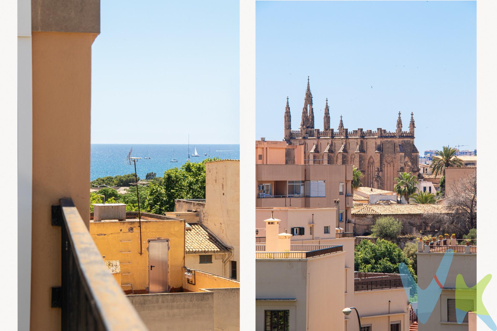 . ¿Siente que su hogar actual se le ha quedado pequeño? Descubra este impresionante ático de 143 m² ubicado en el corazón de Foners, una de las zonas con más proyección de Palma. Esta propiedad es la respuesta para aquellas familias que buscan dar el salto a una vivienda de categoría superior, donde el espacio, la luz y la ubicación se fusionan a la perfección. Un espacio diseñado para la vida familiar. Ubicado en la última planta de una finca cuidada con ascensor, este ático destaca por una distribución pensada para el confort. Cuenta con 5 dormitorios amplios, ideales para familias numerosas o para quienes necesitan despachos independientes para teletrabajar. Dispone de 2 baños completos (el principal configurado como una elegante suite) y un práctico aseo de cortesía. El corazón de la casa es su salón-comedor de grandes dimensiones, inundado de luz natural, que invita a compartir momentos inolvidables. La cocina, totalmente equipada, es lo suficientemente espaciosa como para incluir una mesa de comedor diario, convirtiéndose en el centro neurálgico del día a día. El lujo de vivir en el exterior. El verdadero tesoro de esta propiedad son sus dos terrazas en planta de unos 20 m² cada una. A diferencia de otros áticos, aquí el espacio exterior está al mismo nivel que la vivienda, permitiendo una conexión fluida. Imagine desayunar al aire libre o disfrutar de las noches de verano mallorquinas en su propio oasis privado. Ubicación Estratégica: Ciudad y Playa. La ubicación es, sencillamente, inmejorable. La zona de Foners ofrece el equilibrio perfecto:. A un paso del Casco Antiguo: Disfrute de la riqueza cultural, las tiendas de lujo y la gastronomía del centro de Palma dando un agradable paseo. Proximidad a la Playa: A pocos minutos a pie de la playa de Can Pere Antoni y del Paseo Marítimo, ideal para hacer deporte o disfrutar del mar a diario. Conexiones de primera: Salida rápida a la Vía de Cintura y excelente servicio de transporte público, rodeado de todos los servicios esenciales (colegios de prestigio, centros médicos y supermercados). Calidad y Soluciones de Aparcamiento. La vivienda está lista para entrar a vivir, equipada con carpintería exterior de PVC con Climalit, calefacción por gas ciudad y aire acondicionado por splits en todas las estancias (excepto cocina). Sabemos que la comodidad es prioritaria, por ello, la propiedad incluye una plaza de parking ubicada en la finca colindante. Además, para familias con más de un vehículo, ofrecemos la posibilidad opcional de adquirir una segunda plaza de parking por 40.000€. Si desea hacer una visita virtual no dude en solicitar el password. Información legal y transparencia:. El precio de venta indicado no incluye el Impuesto de Transmisiones Patrimoniales (ITP), que será orientativamente del 8,62 %, ni los gastos notariales y registrales, estimados orientativamente en un 2 % del valor de la compraventa, los cuales deberán ser abonados por la parte compradora al firmar la correspondiente escritura pública. El importe de los impuestos se calcula sobre el precio final que conste en la escritura pública y puede variar en función de la normativa aplicable, así como de las subvenciones, ayudas, edad y demás circunstancias personales del contribuyente. Los honorarios de la agencia inmobiliaria serán asumidos íntegramente por la parte vendedora, no suponiendo coste alguno para la parte compradora. Inmobiliaria Inscrita en el Registre Oficial de Agents Immobiliaris de les Illes Balears con el NÚMERO REGISTRO: GOIBE747077/2024