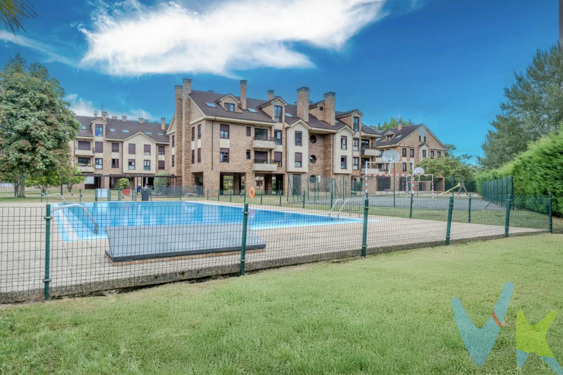 ¡Descubra tu nuevo hogar en el centro de Viesques! Este encantador apartamento está ahora disponible para la compra y ofrece una combinación perfecta de confort y elegancia, es ideal para aquellos que buscan un espacio acogedor y funcional.Situado en un edificio moderno, este apartamento se destaca por su diseño contemporáneo. Al entrar, será recibido por un ambiente cálido y acogedor, luminoso y bien distribuido, que maximiza cada metro cuadrado. La habitación principal es espaciosa, proporcionando un refugio de tranquilidad en el que podrá relajarse después de un día ajetreado.Una de las características más atractivas de esta propiedad es su terraza con vistas al Parque Fluvial. Perfecta para disfrutar de un café matutino o de una copa de vino al atardecer, este espacio al aire libre se convertirá en su rincón favorito para relajarse y disfrutar del clima templado de Gijón. Además, el piso cuenta con un trastero, proporcionando un espacio adicional para almacenaje, algo que siempre se agradece.El edificio en el que se encuentra esta vivienda cuenta con modernas comodidades que elevarán tu calidad de vida. Un ascensor de última generación facilita el acceso, especialmente útil cuando regresas con las compras o el equipaje. La propiedad incluye una plaza de garaje, lo que significa que siempre tendrá un espacio seguro para su vehículo.También puedes disfrutar de una piscina comunitaria, ideal para esos calurosos días de verano cuando una zambullida refrescante es todo lo que se anhela. Puede disfrutar de un chapuzón o simplemente relajarse junto al agua con un buen libro. Cancha de tenis.La ubicación de este piso es excelente. Situado en Viesques, una de las zonas más deseadas de Gijón, estará rodeado de todos los servicios y comodidades que pueda necesitar. Tiendas, restaurantes y áreas recreativas se encuentran a poca distancia, y si necesita desplazarse más lejos, no se preocupe: las conexiones de transporte son excepcionales.Una parada de autobús delante de la urbanización asegura que el acceso al resto de la ciudad sea rápido y sencillo. Ya sea que trabaje en el centro de Gijón o simplemente desee explorar la vibrante escena cultural de la ciudad, este piso le ofrece una base perfecta desde la cual comenzar su aventura.Este maravilloso apartamento en Viesques no permanecerá en el mercado por mucho tiempo. Con su combinación de características modernas, ubicación privilegiada y comodidades, representa una oportunidad única que no debe dejar pasar. Si buscas un nuevo hogar en Gijón que sea cómodo, una segunda residencia o una buena inversión, este podría ser el lugar perfecto para ti.Le animamos a que nos contactes hoy mismo para concertar una visita. Estamos seguros de que cuando veas este apartamento en persona, quedarás convencido de que has encontrado tu nuevo hogar. ¡Esperamos con interés mostrarte este impresionante inmueble y ayudarle a dar el siguiente paso hacia la propiedad de tus sueños!Contamos con más de 35 años de experiencia acreditada y nuestro objetivo es garantizarle un servicio de compra humano, ético, de calidad, fácil y seguro. Nuestro equipo lo integran agentes con la titulación AIR (Agente Inmobiliario Registrado), somos CRS (Council of Residential Specialist) y API. (Agente de la Propiedad Inmobiliaria Colegiado nº248). Contamos con un seguro de Caución que nos permite garantizar el depósito de las cantidades entregadas por nuestros clientes.Te ayudamos con la financiación con las mejores condiciones hipotecarias hasta el 100%.Consulte en nuestras reseñas de Google lo que opinan los clientes que ya han trabajado con nosotros.El precio no incluye gastos de notaría, registro e impuesto de transmisiones