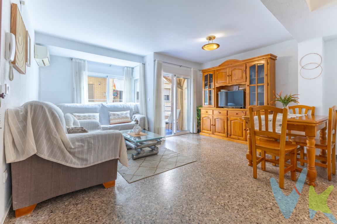Tu rincón junto al mar vivienda con patio privado y balcón en Puerto de Sagunto.Te presentamos esta acogedora vivienda situada a pocos metros de la playa de Puerto de Sagunto, una ubicación privilegiada para quienes desean disfrutar de la cercanía al mar y de todas las comodidades necesarias para el día a día.La propiedad cuenta con aproximadamente 78 m² y se encuentra en una primera planta sin ascensor. Su distribución es cómoda y funcional, con las distintas estancias bien aprovechadas y diferenciadas.Al acceder a la vivienda encontramos un amplio salón-comedor, una estancia espaciosa que permite crear cómodamente una zona de descanso y otra destinada a comedor.Desde el salón se accede a un agradable balcón con vistas laterales al mar, perfecto para disfrutar del ambiente de la zona y de la proximidad a la playa.La vivienda dispone de dos dormitorios.El dormitorio principal ofrece espacio suficiente para crear una zona de descanso cómoda y funcional.El segundo dormitorio puede destinarse a habitación individual, dormitorio infantil, despacho o cuarto de invitados, adaptándose fácilmente a las necesidades de cada familia.La cocina es independiente, permitiendo mantener separada la zona de preparación de alimentos del resto de la vivienda. Desde esta estancia se accede directamente a un fantástico patio privado.Este patio constituye uno de los principales atractivos de la propiedad, ya que ofrece numerosas posibilidades de aprovechamiento.Puede convertirse en una agradable zona de descanso, un pequeño comedor exterior, un espacio para plantas o una práctica zona auxiliar para el día a día.La vivienda cuenta además con un baño completo equipado con ducha, distribuido para aprovechar correctamente el espacio disponible.Se vende amueblada y dispone de suelos de terrazo. Su orientación norte y este contribuye a mantener una temperatura agradable y favorece la entrada de luz natural en diferentes momentos del día.Parte de la decoración mostrada corresponde a Home Staging, pensado para ayudar a visualizar cómo podría quedar decorada la vivienda, apreciar mejor la amplitud de las estancias y descubrir todas las posibilidades que ofrece cada espacio.Su ubicación es otro de sus grandes puntos fuertes. La cercanía a la playa permite disfrutar del mar y del paseo marítimo a pocos minutos andando, sin necesidad de utilizar el coche.Además, en los alrededores se encuentran comercios, supermercados, restaurantes, transporte público y todos los servicios necesarios para disfrutar de una vida cómoda durante todo el año.Por sus características y ubicación, esta vivienda es una excelente opción tanto para quienes buscan establecer su residencia habitual cerca del mar como para quienes desean disponer de una segunda vivienda en la playa o realizar una inversión en una de las zonas más demandadas de Puerto de Sagunto.Calificacion energetica: G.Los honorarios inmobiliarios están incluidos. Los impuestos y demás gastos derivados de la compraventa no están incluidos.REF: 4706.