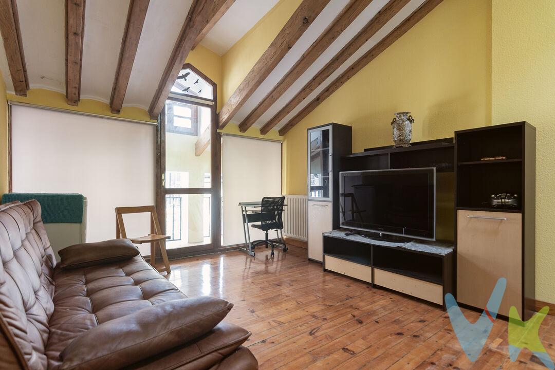 Se vende amplia y luminosa vivienda dúplex situada en pleno centro de Pamplona, en una de las zonas más consolidadas y demandadas de la ciudad. Su excelente ubicación permite disfrutar de todos los servicios, comercios, restauración y transporte público a pocos pasos.
La vivienda destaca por su amplitud, luminosidad y buena distribución, ofreciendo espacios cómodos y versátiles. Dispone de balcón, que aporta un agradable espacio exterior y una excelente entrada de luz natural.
El inmueble se encuentra en un edificio con ascensor, combinando comodidad y funcionalidad, y cuenta con las características propias de una vivienda dúplex, ofreciendo diferentes posibilidades de distribución y aprovechamiento de los espacios.
Una oportunidad ideal tanto como vivienda habitual como inversión, para quienes buscan una propiedad espaciosa, luminosa y con una ubicación privilegiada en el centro de Pamplona.
INFORMACIÓN LEGAL
▪ Información meramente orientativa, sin carácter contractual.▪ Superficies y características aproximadas, con finalidad descriptiva.▪ En el precio de venta están incluidos los honorarios de la agencia inmobiliaria, que serán asumidos por la parte vendedora.▪ El precio indicado no incluye los gastos e impuestos derivados de la compraventa a cargo del comprador (Notaría, Registro de la Propiedad, I.T.P., A.J.D. o I.V.A., según corresponda), ni otros posibles gastos asociados.▪ El inmueble se transmite sin mobiliario ni otros enseres, salvo que se indique expresamente lo contrario.
A modo orientativo en Navarra:
▪ Notaría y Registro: 1%–1,5%.▪ ITP: tipo general 6% (con posibles bonificaciones).▪ AJD: aprox. 0,5%–1%.