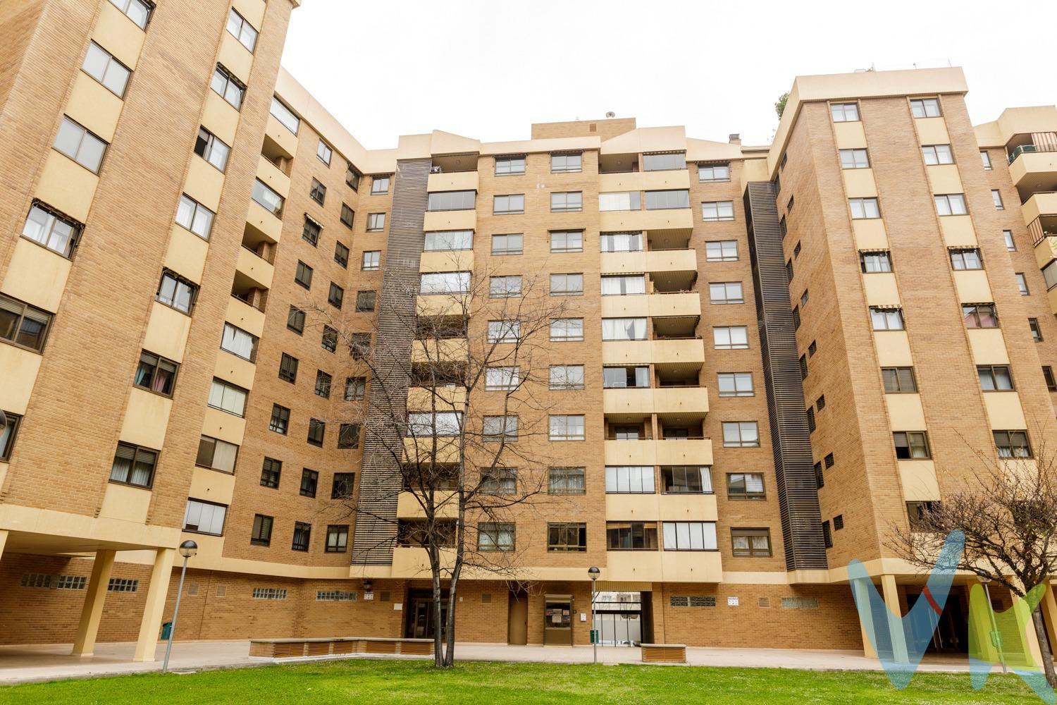 Se vende excelente vivienda en la exclusiva urbanización Capitolio I. Destaca por su luminosidad y calidades: aire acondicionado por conductos, doble contraventana para un aislamiento total y calefacción central con contador individual. La vivienda cuenta con una superficie de 88 m² útiles óptimamente distribuidos para garantizar el máximo aprovechamiento del espacio:. Zona de Día: Dispone de un amplio y luminoso salón que actúa como corazón de la vivienda. Desde aquí se accede a una espectacular terraza, la cual ha sido mejorada con un cerramiento integral de sistema Lumon, permitiendo su uso durante todo el año, mejorando el aislamiento térmico y proporcionando un espacio adicional de relax .Cocina: Completamente equipada con mobiliario funcional y electrodomésticos, que se complementa con una práctica galería tendedero independiente. Zona de Descanso: Se compone de 3 dormitorios exteriores de generosas dimensiones y 2 baños completos, diseñados para ofrecer privacidad y confort a toda la familia. El precio incluye una cómoda plaza de garaje y un cuarto de trastero en la misma finca, con acceso directo por ascensor. Capitolio I es un referente en la zona por sus completas instalaciones privadas:. Gran piscina comunitaria rodeada de zonas verdes. Cancha de baloncesto y áreas deportivas. Parque infantil seguro y privado para los más pequeños. Llámenos para ampliar información y visitar . 