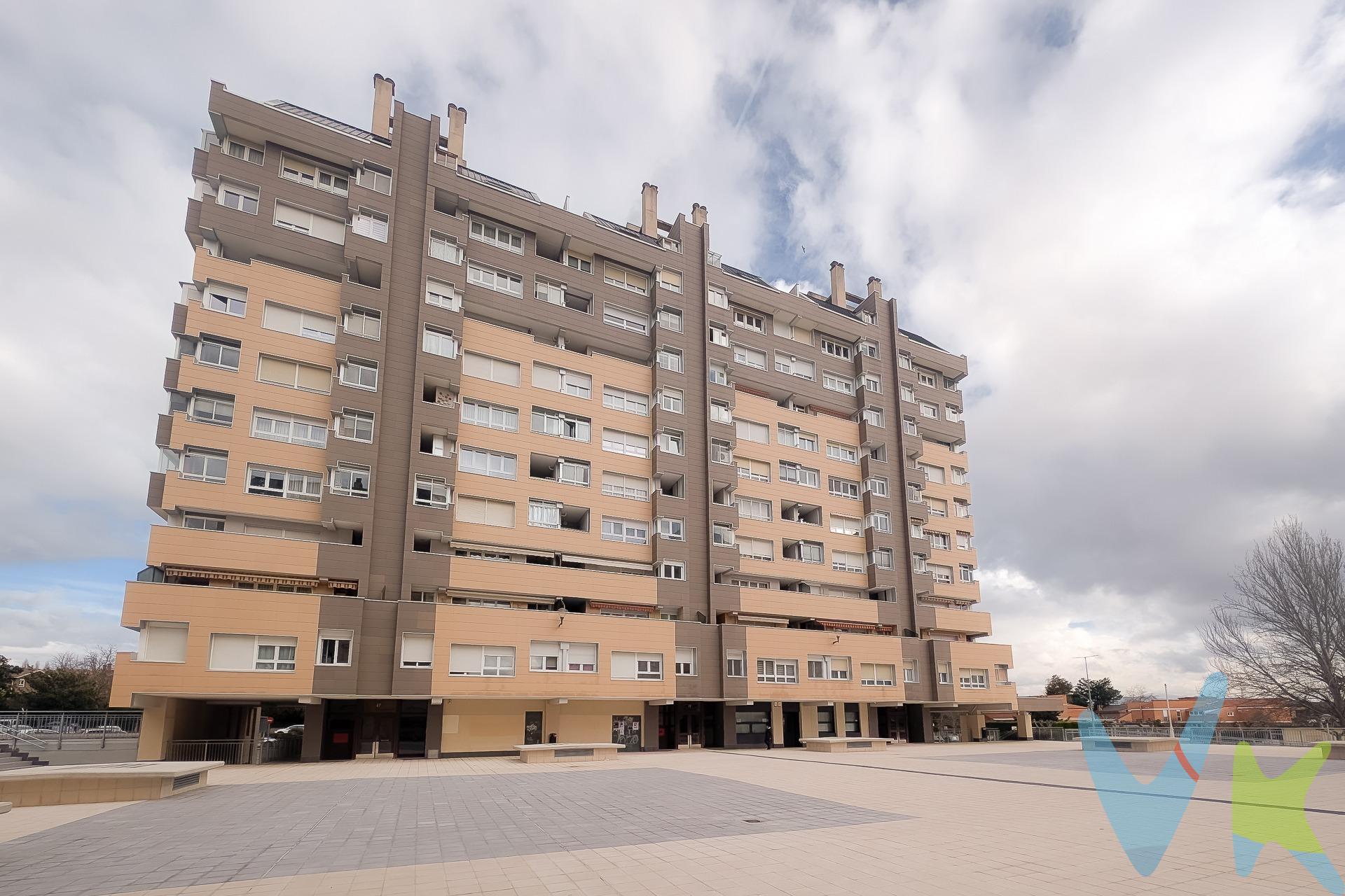 IMPORTANTE: Las visitas deberán realizarse en horario de luz natural, ya que actualmente la vivienda no dispone de suministro eléctrico. ¡VENTA! Te presentamos este luminoso ático de 96 m2 construidos y 90 m2 útiles en Zizur Mayor, ubicado en la consolidada y tranquila zona de Santa Cruz de Ardoy, en undécima y última altura, lo que le proporciona una sensación de amplitud, privacidad y unas vistas verdaderamente espectaculares desde prácticamente toda la vivienda. Desde su terraza principal se disfruta de una panorámica única de Pamplona y su entorno, ideal para relajarse, desayunar al aire libre o disfrutar de las puestas de sol. La vivienda se distribuye de forma cómoda y funcional. Al acceder, un hall da paso a la zona de día, donde encontramos una cocina independiente de 8,50 m² con tendedero, muy práctica para el día a día. Junto a ella se sitúa un amplio salón de 24,15 m², un espacio acogedor y luminoso, con salida a una agradable terraza de unos 4 m². La zona de descanso se compone de tres dormitorios bien proporcionados. El dormitorio principal, de 13,60 m², tiene acceso directo a la gran terraza de casi 12 m², compartida con otra de las habitaciones, lo que aporta luz natural y una conexión continua con el exterior. Las otras dos habitaciones, de 10,70 m² y 12 m², ofrecen múltiples posibilidades tanto como dormitorios, despacho o cuarto de invitados. El baño es completo y cuenta con bañera. Como valor añadido, la vivienda dispone de plaza de garaje en semisótano, incluida en el precio, lo que aporta comodidad y seguridad. El edificio cuenta con calefacción central incluida en los gastos de comunidad, que ascienden aproximadamente a 145 € mensuales, un punto importante a tener en cuenta en términos de confort y control del gasto. Una vivienda ideal para quienes buscan altura, luz, tranquilidad y unas vistas difíciles de encontrar, en una zona bien comunicada y con todos los servicios a pocos minutos. ¿Te interesa? Llámanos sin compromiso y agenda tu visita. Los datos y superficies indicados en este anuncio son aproximados y tienen un carácter meramente informativo, sin valor contractual. El precio de venta no incluye impuestos ni gastos derivados de la transmisión. ¡NO COBRAMOS HONORARIOS AL COMPRADOR! 