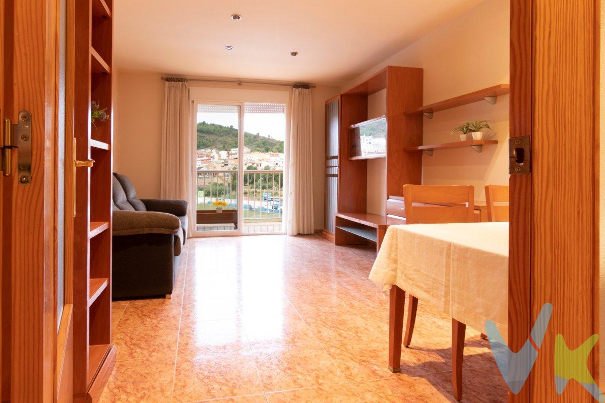 Magnífica vivienda con vistas privilegiadas. Descubre esta fantástica vivienda ubicada en una zona inmejorable, donde la luz y las vistas se convierten en protagonistas. Al acceder al inmueble, un acogedor recibidor distribuye de manera funcional las diferentes estancias. A un lado, encontramos una amplia cocina independiente, con espacio suficiente para disfrutar de comidas diarias, y que cuenta además con una práctica galería anexa. Junto a ella, un luminoso salón-comedor con gran ventanal ofrece acceso directo a un agradable balcón, ideal para colocar mesa y sillas y disfrutar del exterior. En esta misma zona se dispone también de un baño completo con bañera, perfecto como aseo de cortesía. La zona de descanso, perfectamente diferenciada, ofrece dos cómodas habitaciones dobles. La habitación principal tipo suite destaca por su baño completo privado y armario empotrado. La segunda habitación, también doble, dispone igualmente de armario empotrado, ofreciendo amplitud y funcionalidad. La vivienda se vende con una plaza de garaje incluida en el sótano del edificio, con acceso directo mediante ascensor, así como un práctico trastero situado en la planta superior. VIVIENDA DE PROTECCIÓN OFICAL. Una oportunidad ideal para quienes buscan confort, luminosidad y una excelente ubicación.