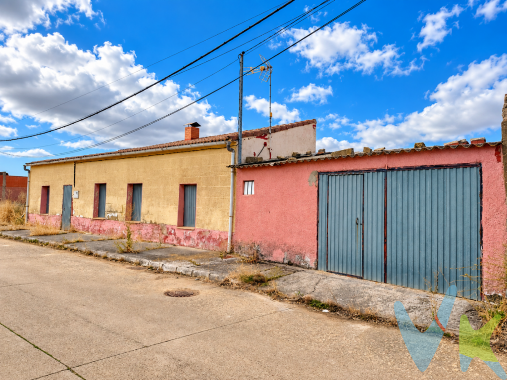 Si buscas una vivienda económica para reformar a tu gusto, esta casa en San Pedro de las Dueñas, perteneciente al municipio de Sahagún (León), puede ser una buena oportunidad.La propiedad se desarrolla íntegramente en una sola planta y cuenta con 105 m² construidos según Catastro, distribuidos en 73 m² de vivienda y 32 m² destinados a aparcamiento. Consta de 2 dormitorios y 1 baño, además de diferentes espacios que ofrecen posibilidades de redistribución durante la reforma. Según Catastro, la construcción data del año 1900. La vivienda necesita reforma, tal y como puede apreciarse en las fotografías, ofreciendo la posibilidad de renovar los espacios y adaptarlos a las necesidades del futuro propietario.? Situada en un entorno rural y tranquilo, a pocos kilómetros de Sahagún, donde se encuentran los principales servicios necesarios para el día a día.Características:105 m² construidos según Catastro73 m² de vivienda32 m² destinados a aparcamiento según CatastroUna sola planta2 dormitorios1 bañoSin terreno exteriorAño 1900 según CatastroPara reformarPrecio: 24.900 Una opción interesante como vivienda habitual, segunda residencia o para desarrollar un proyecto de reforma a medida.? Contacta con Alquiastur Inmobiliaria para ampliar información o concertar una visita.Gastos e impuestos no incluidos en el precio. A título orientativo, en segundas transmisiones, el comprador abonará el Impuesto sobre Transmisiones Patrimoniales (ITP). Para consultar los porcentajes del ITP puede hacerlo a través de la web oficial de servicios tributarios. La base imponible será el mayor valor entre precio de compraventa, tasación o valor de referencia catastral. Gastos de notaría y registro aranceles variables según precio, número de copias y complejidad.El comprador escoge libremente notario. El vendedor asume, por ley, los gastos que le correspondan, salvo pacto en contrario. Si se precisa hipoteca: Tasación, condiciones y costes bancarios según entidad elegida por el comprador; así como los gastos de gestoría y cualesquiera otros inherentes a la formalización de la compraventa. De acuerdo con la ley, no se incluyen en el precio otros gastos o tributos que legalmente correspondan al comprador. Honorarios de intermediación inmobiliaria a cargo del vendedor y honorarios de mediación inmobiliaria a cargo del comprador no incluidos.El consumidor tiene derecho, conforme a la normativa vigente, a disponer de información y documentación adicional relativa al inmueble y condiciones de la compraventa. La agencia actúa exclusivamente como intermediaria en la operación. Cualquier compraventa y sus condiciones quedan sujetas en todo caso a la aceptación expresa del vendedor del inmueble y a la posterior formalización del correspondiente contrato. El presente anuncio tiene carácter meramente informativo; la información suministrada se corresponde con la disponible a la fecha de publicación, pudiendo variar en función de las circunstancias o actualizaciones legales, contractuales y fiscales.